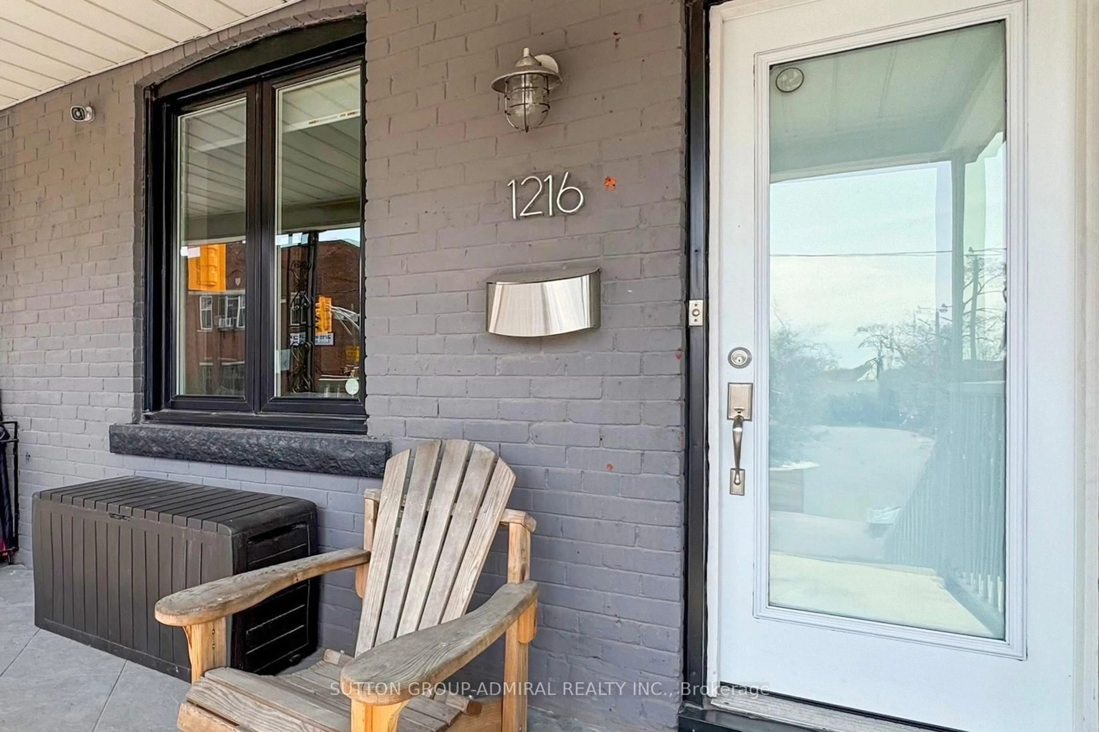 Indoor entryway for 1216 Davenport Rd, Toronto Ontario M6H 2G8