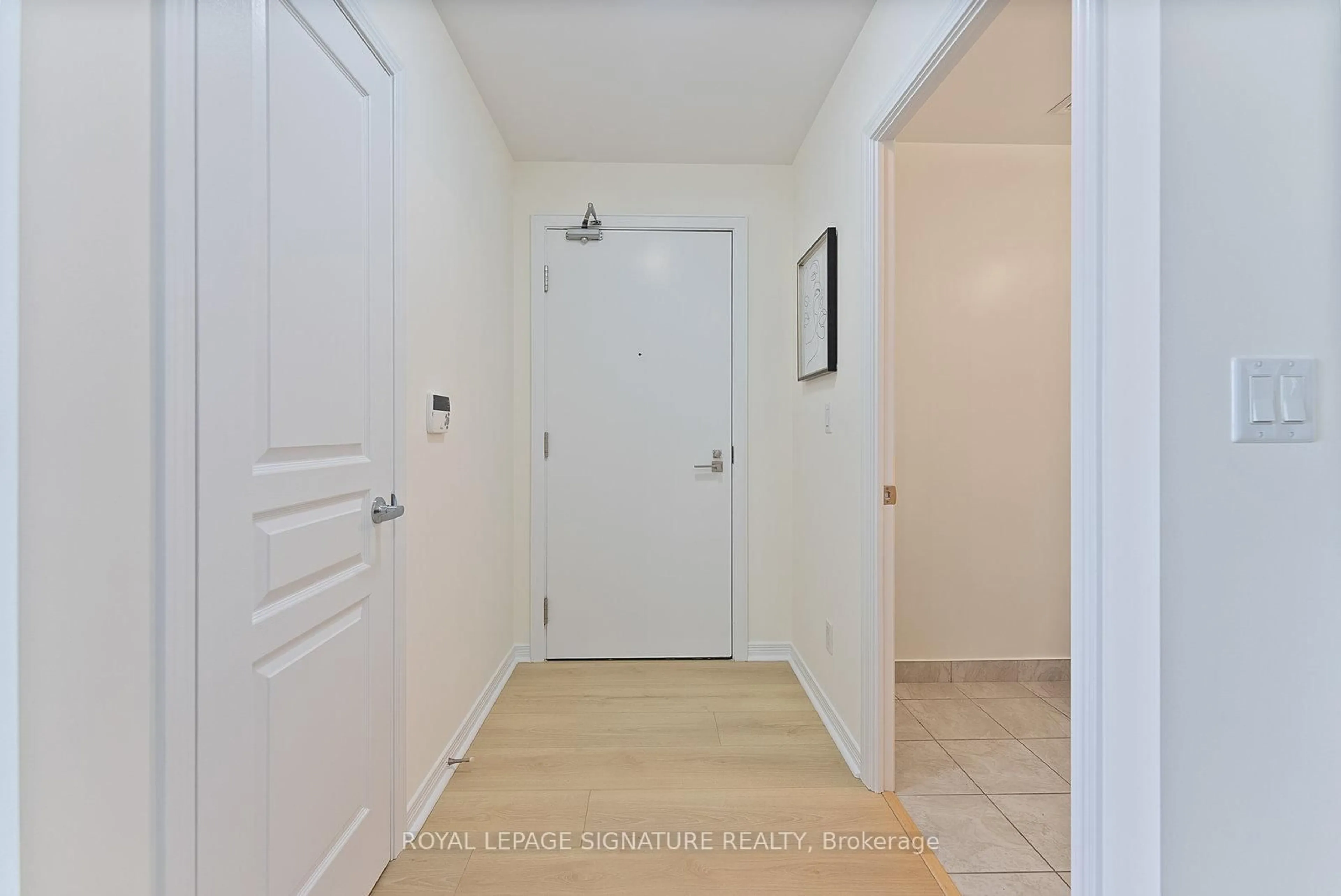 Indoor entryway for 352 Front St #2215, Toronto Ontario M5V 1B5
