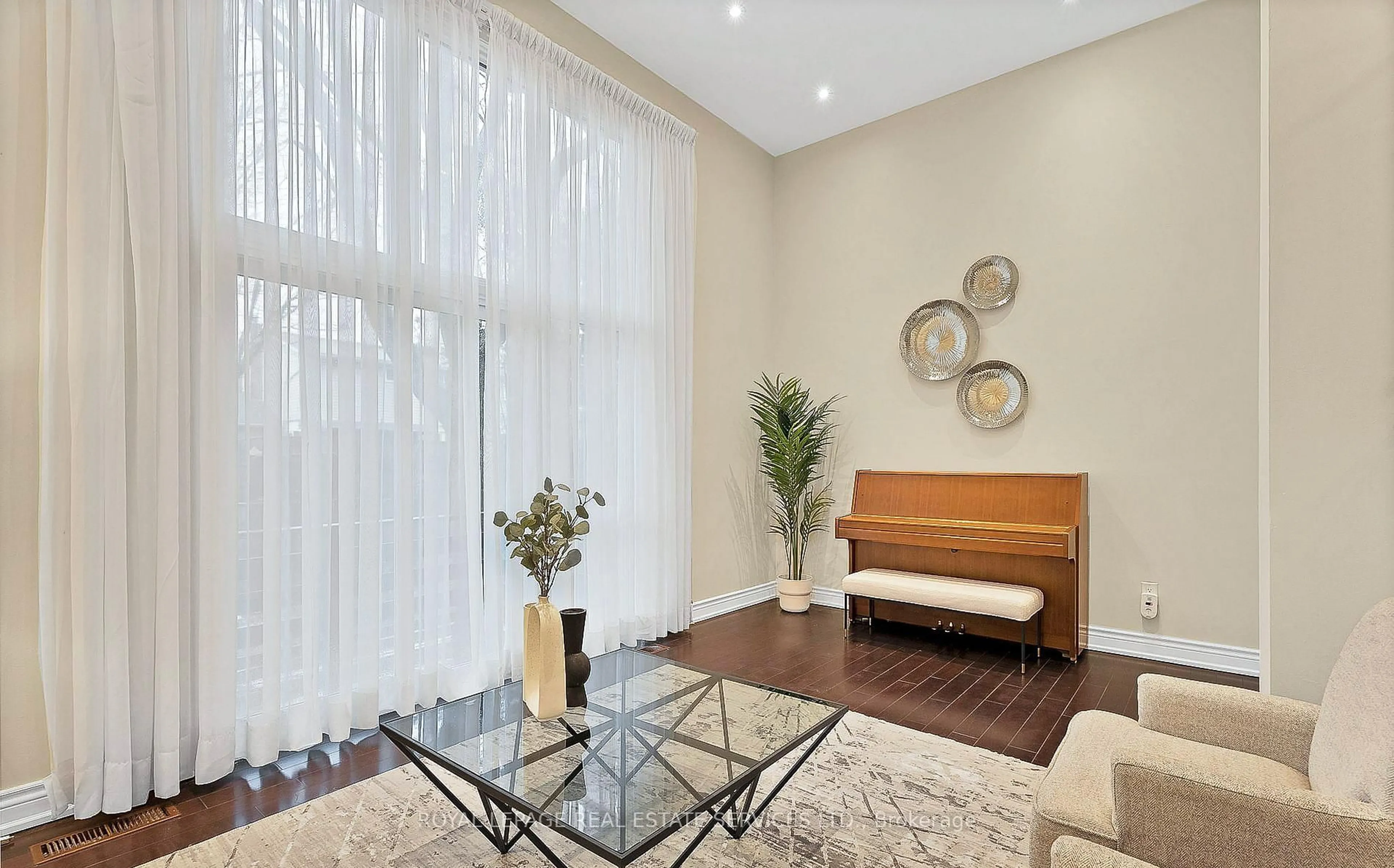 Living room with furniture, unknown for 11 Stonedale Plwy #43, Toronto Ontario M3B 1W2