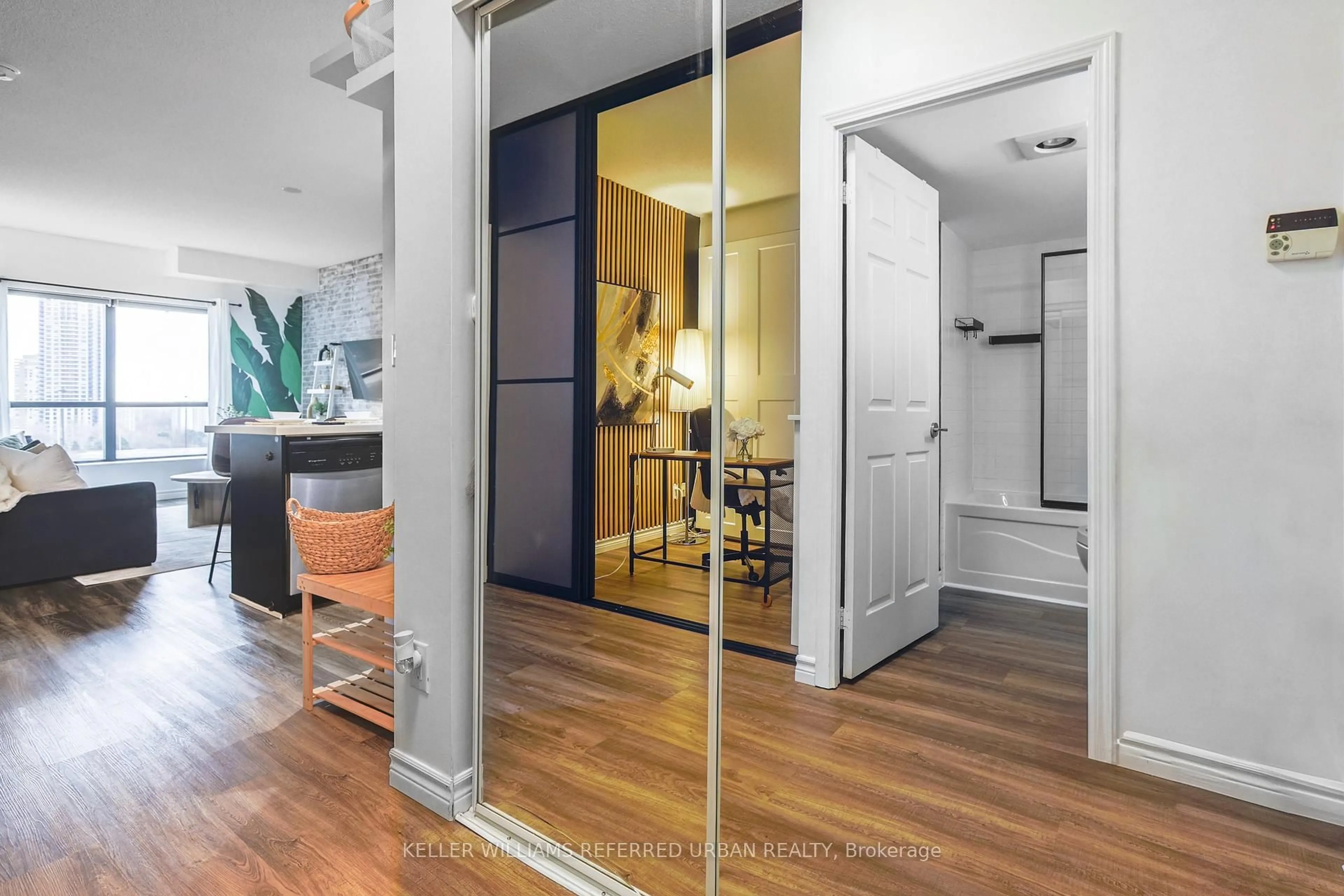 Indoor entryway for 120 Dallimore Circ #915, Toronto Ontario M3C 4J1