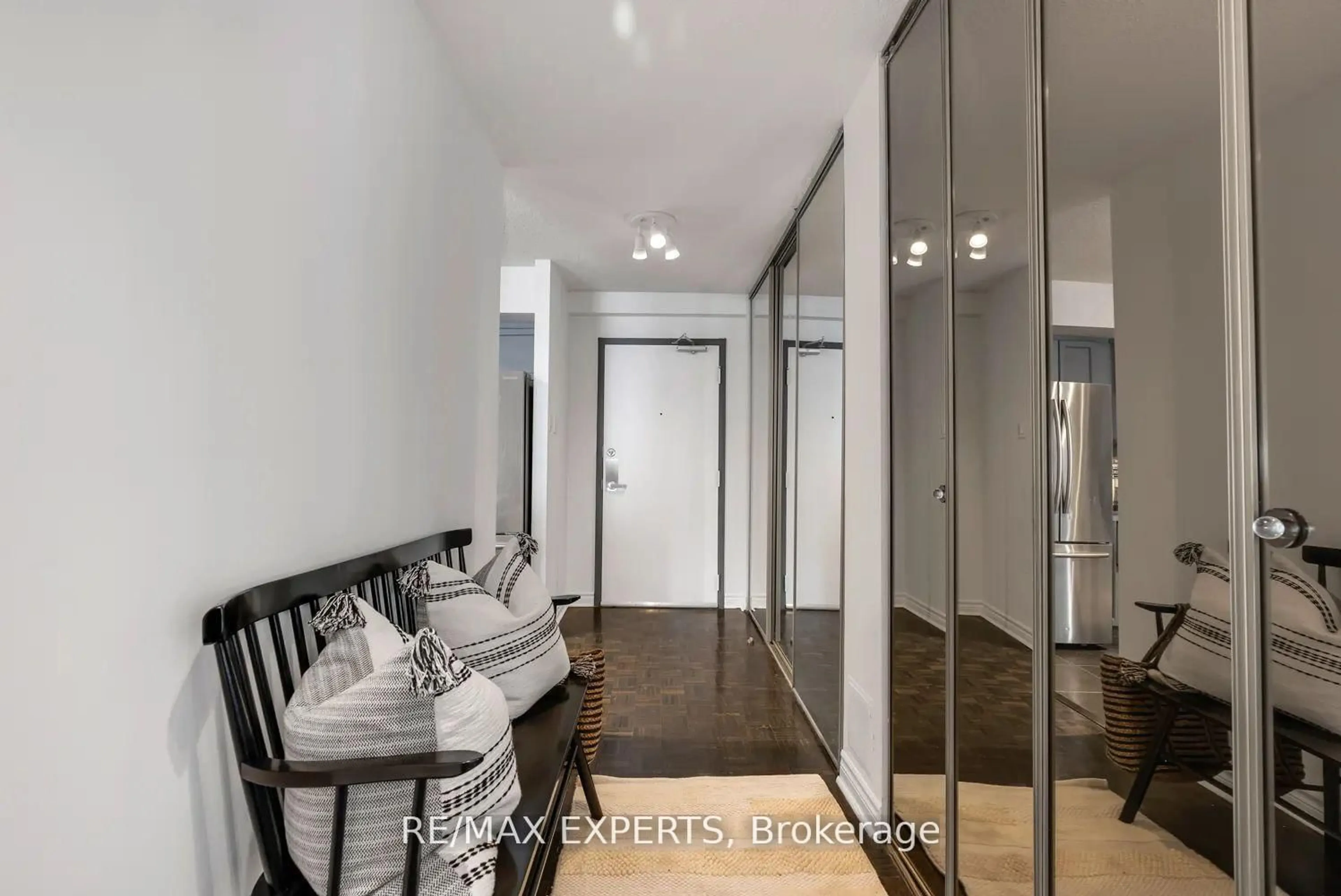 Indoor entryway for 70 Elmsthorpe Ave #202, Toronto Ontario M5P 2L7
