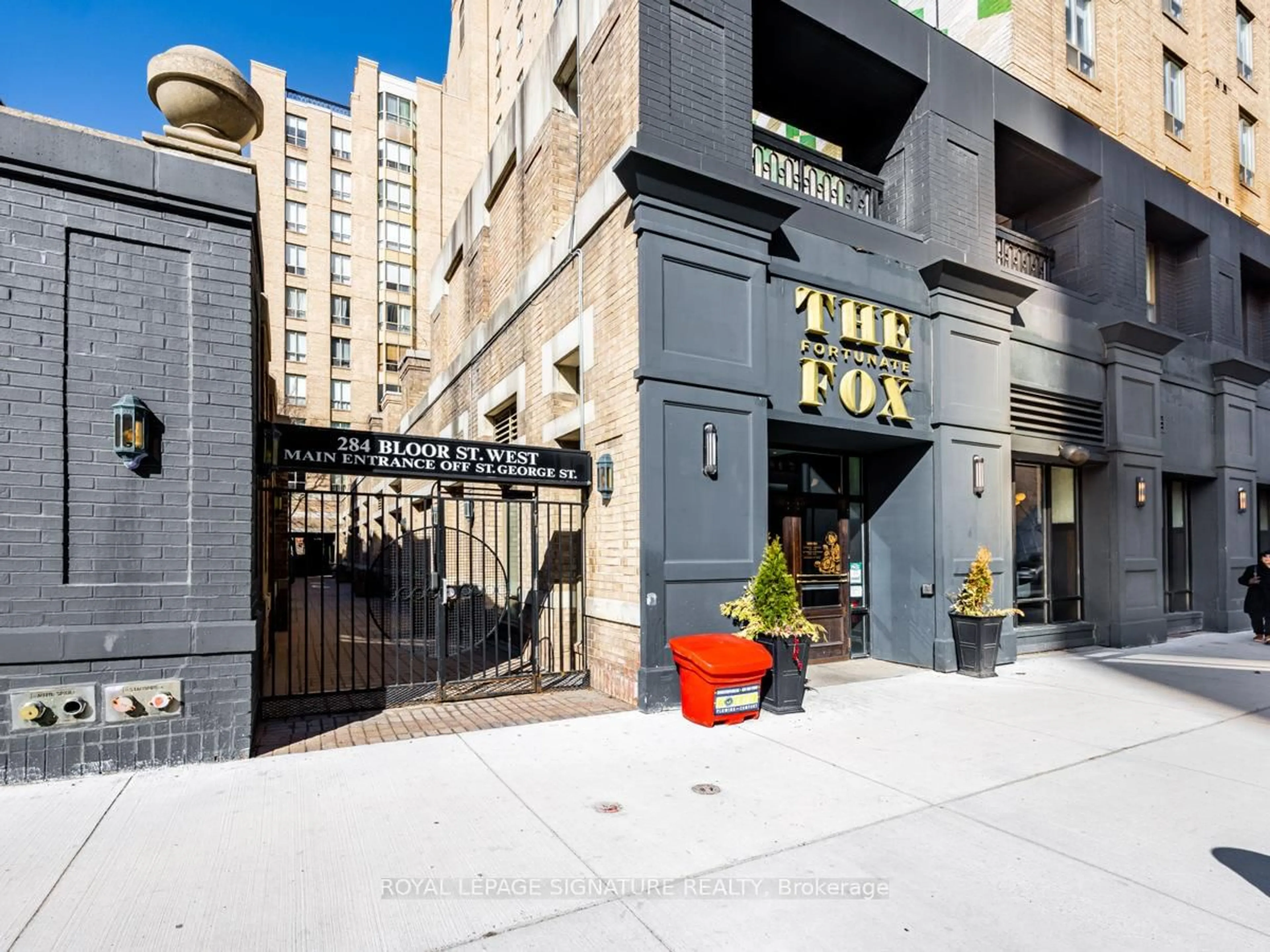 Patio, street for 284 Bloor St #1005, Toronto Ontario M5S 3B8