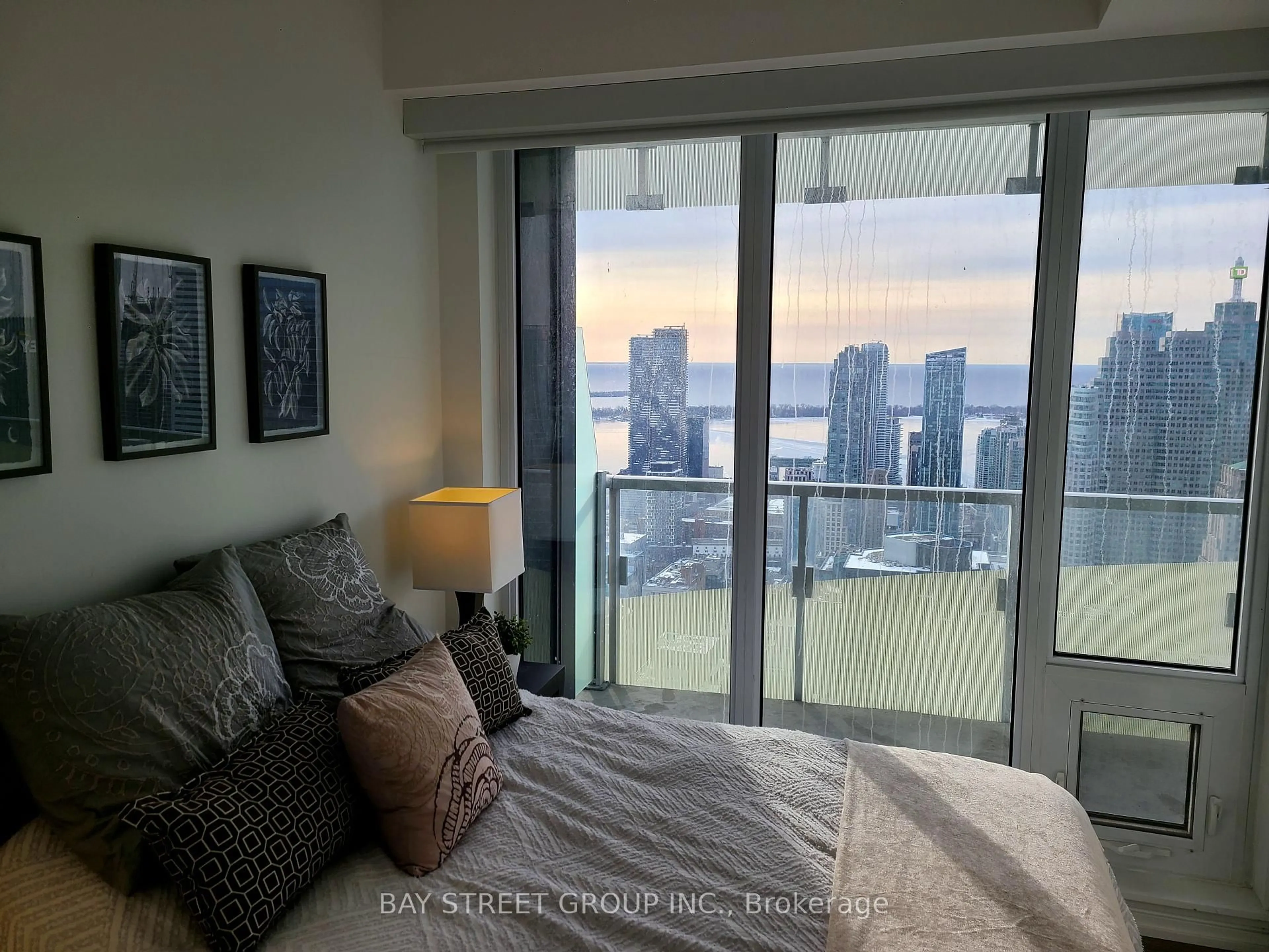 Bedroom with bed, unknown for 197 Yonge St #5709, Toronto Ontario M5B 0C1