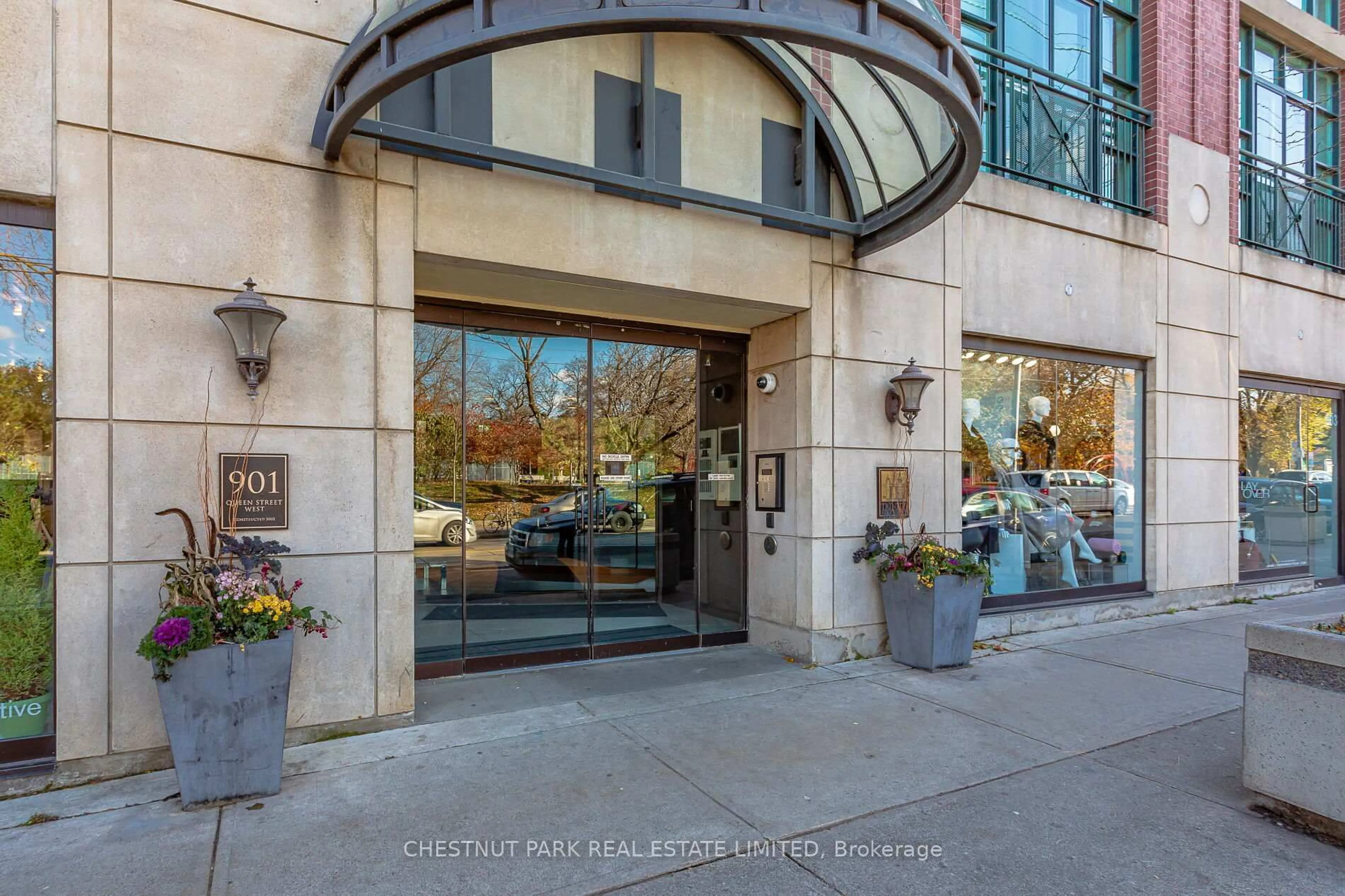 Indoor foyer for 901 Queen St #228, Toronto Ontario M6J 3X4