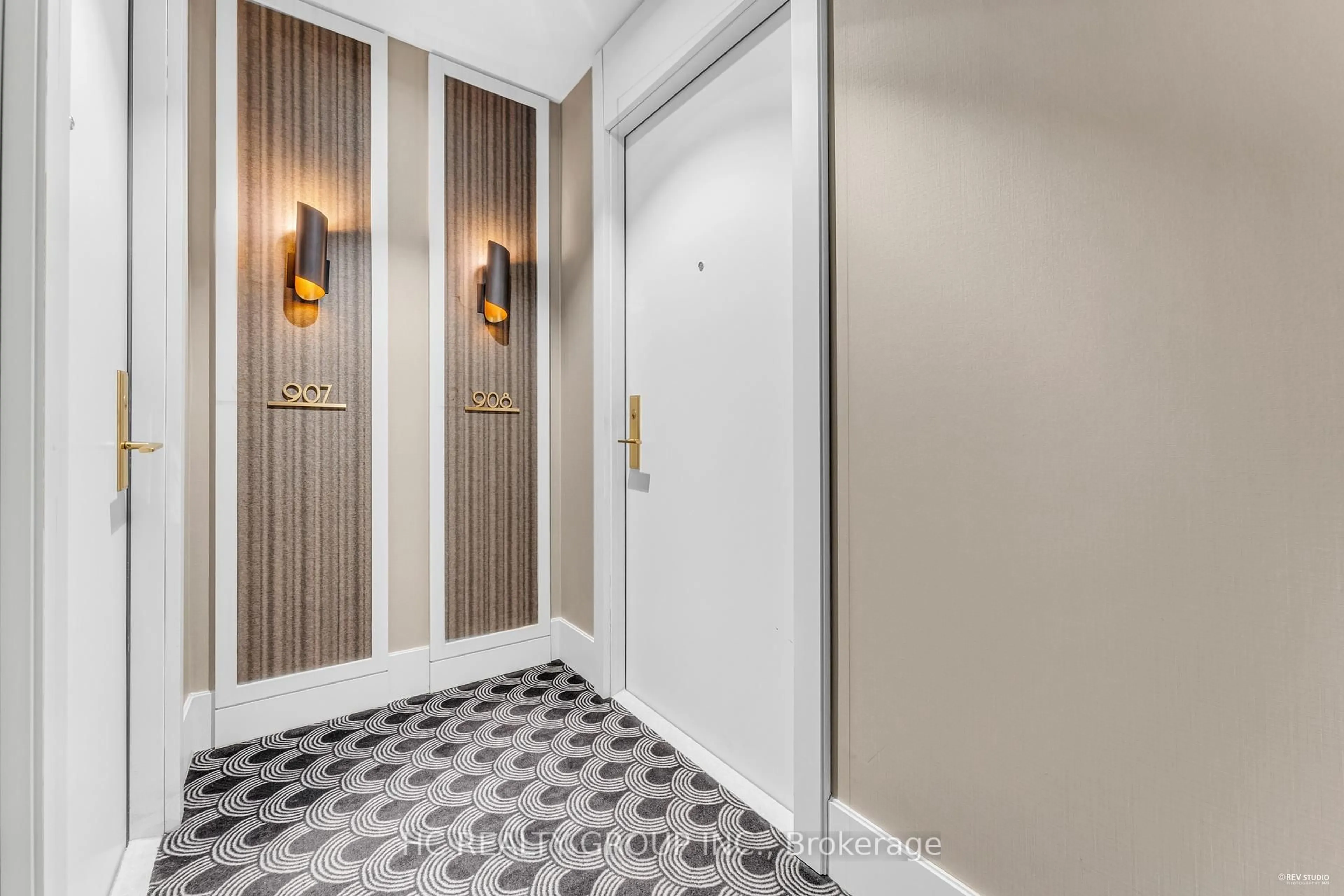 Indoor foyer for 88 Cumberland St #908, Toronto Ontario M5R 0C8