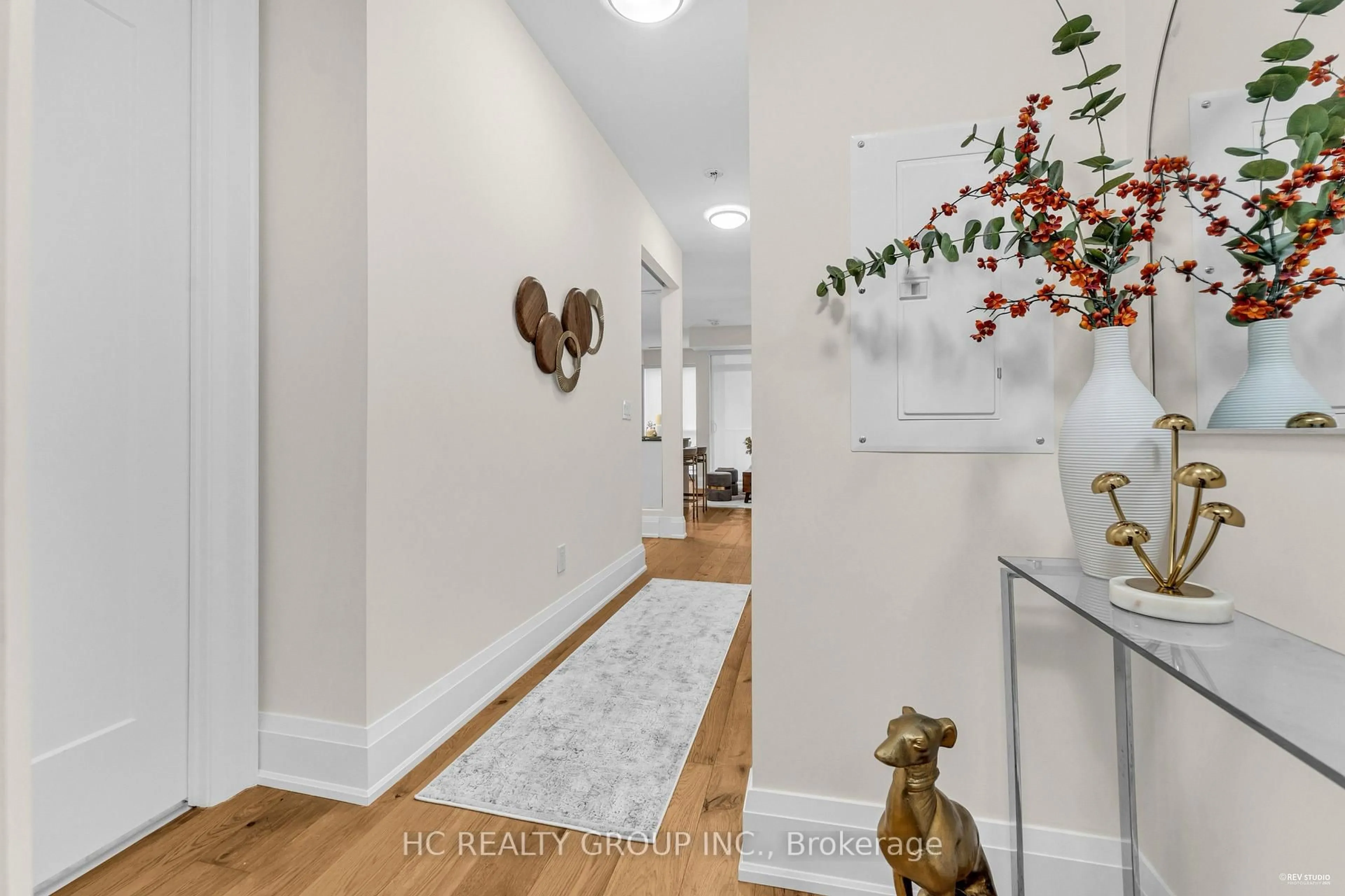 Indoor entryway for 88 Cumberland St #908, Toronto Ontario M5R 0C8