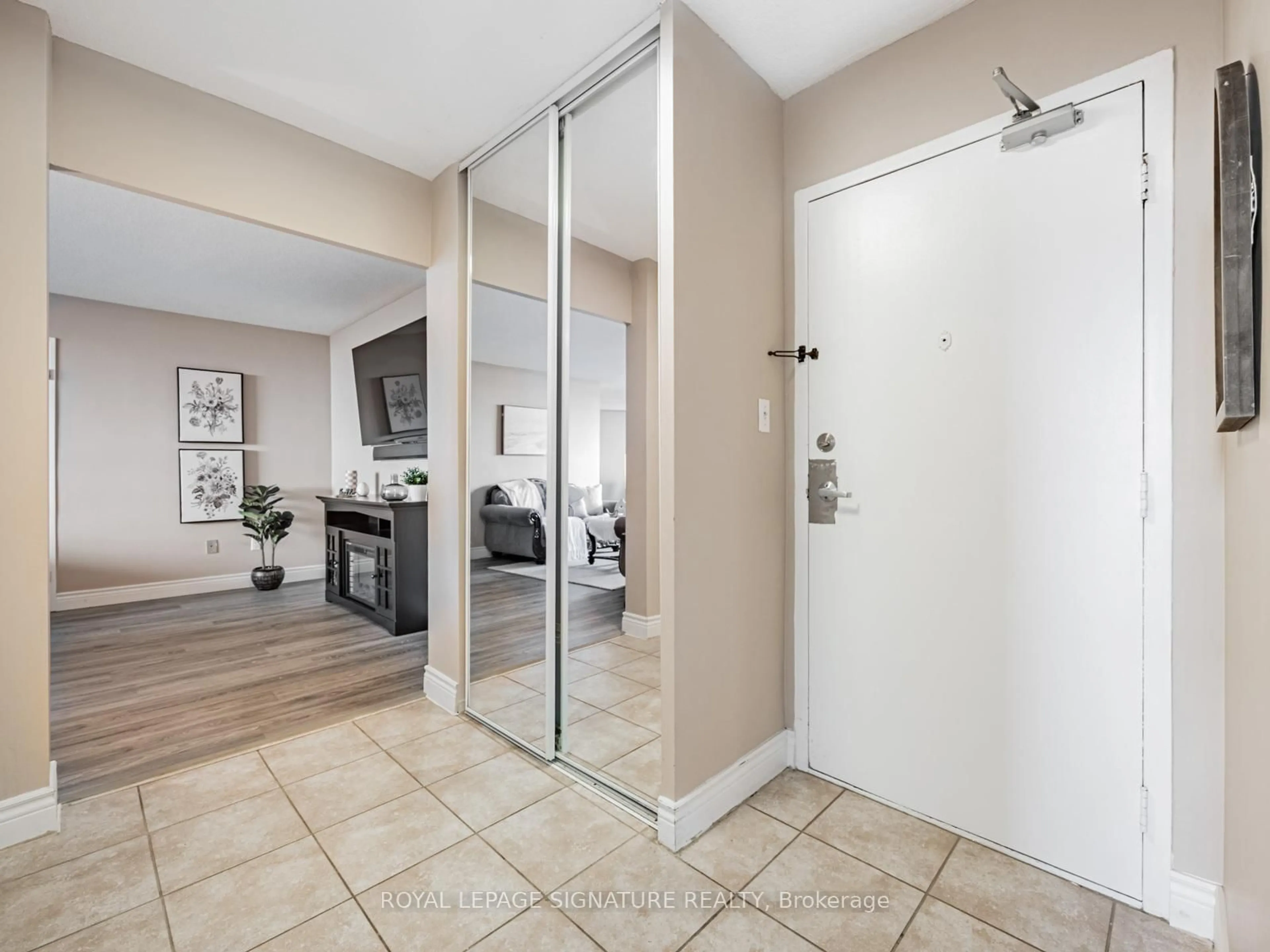 Indoor entryway for 5 Shady Gfwy #1114, Toronto Ontario M3C 3A5