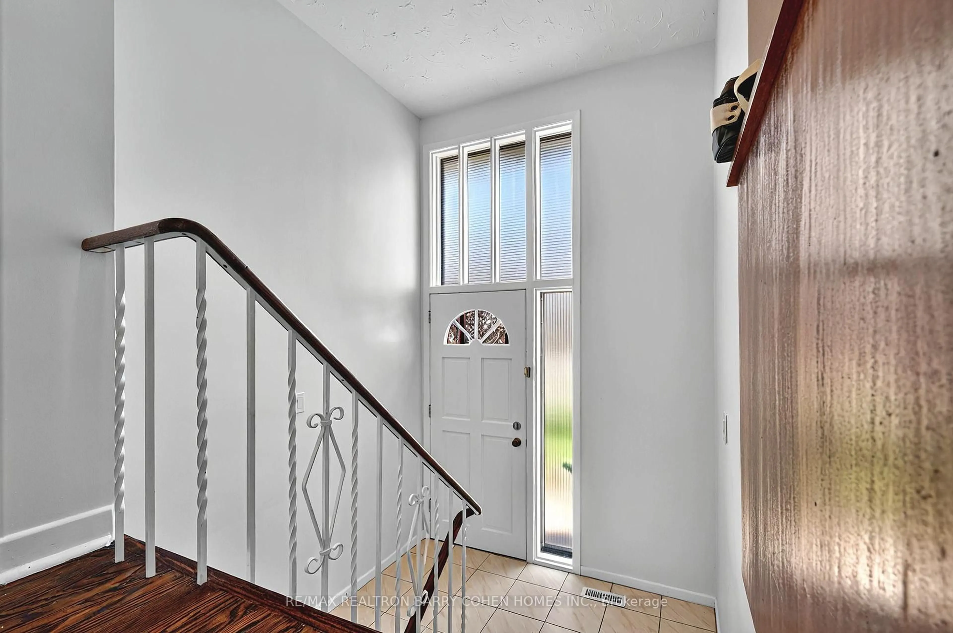 Indoor entryway for 101 Greenbush Rd, Toronto Ontario M2M 1P5