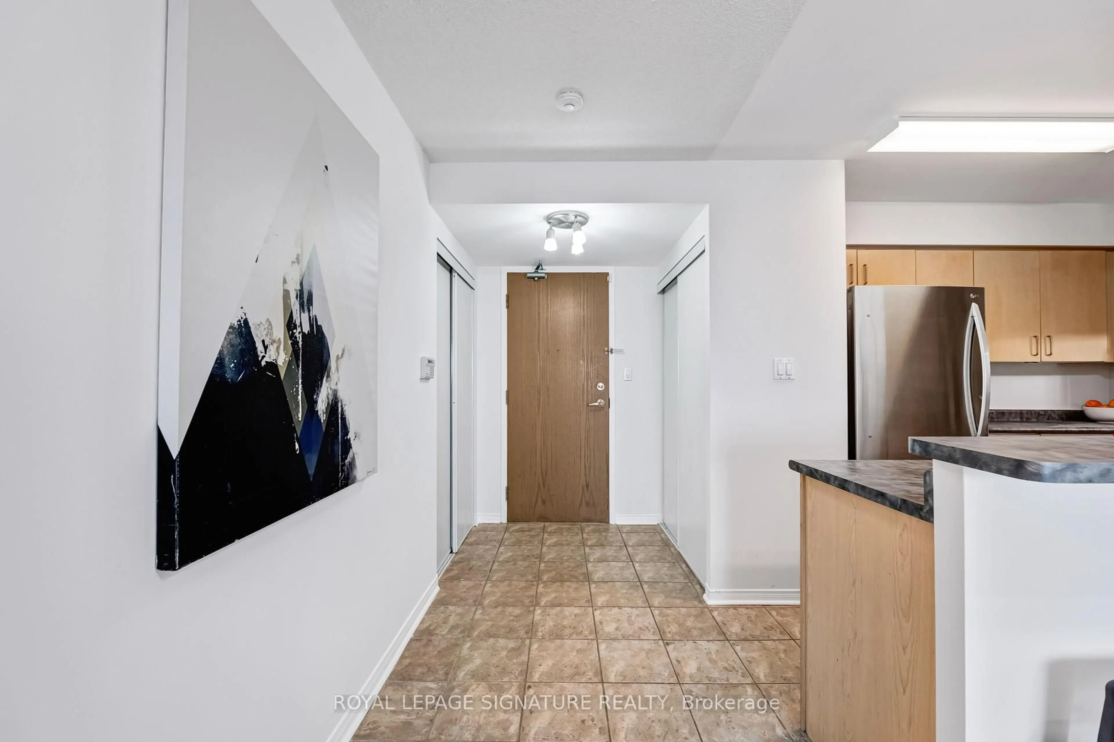 Indoor foyer for 233 Beecroft Rd #915, Toronto Ontario M2N 6Z9
