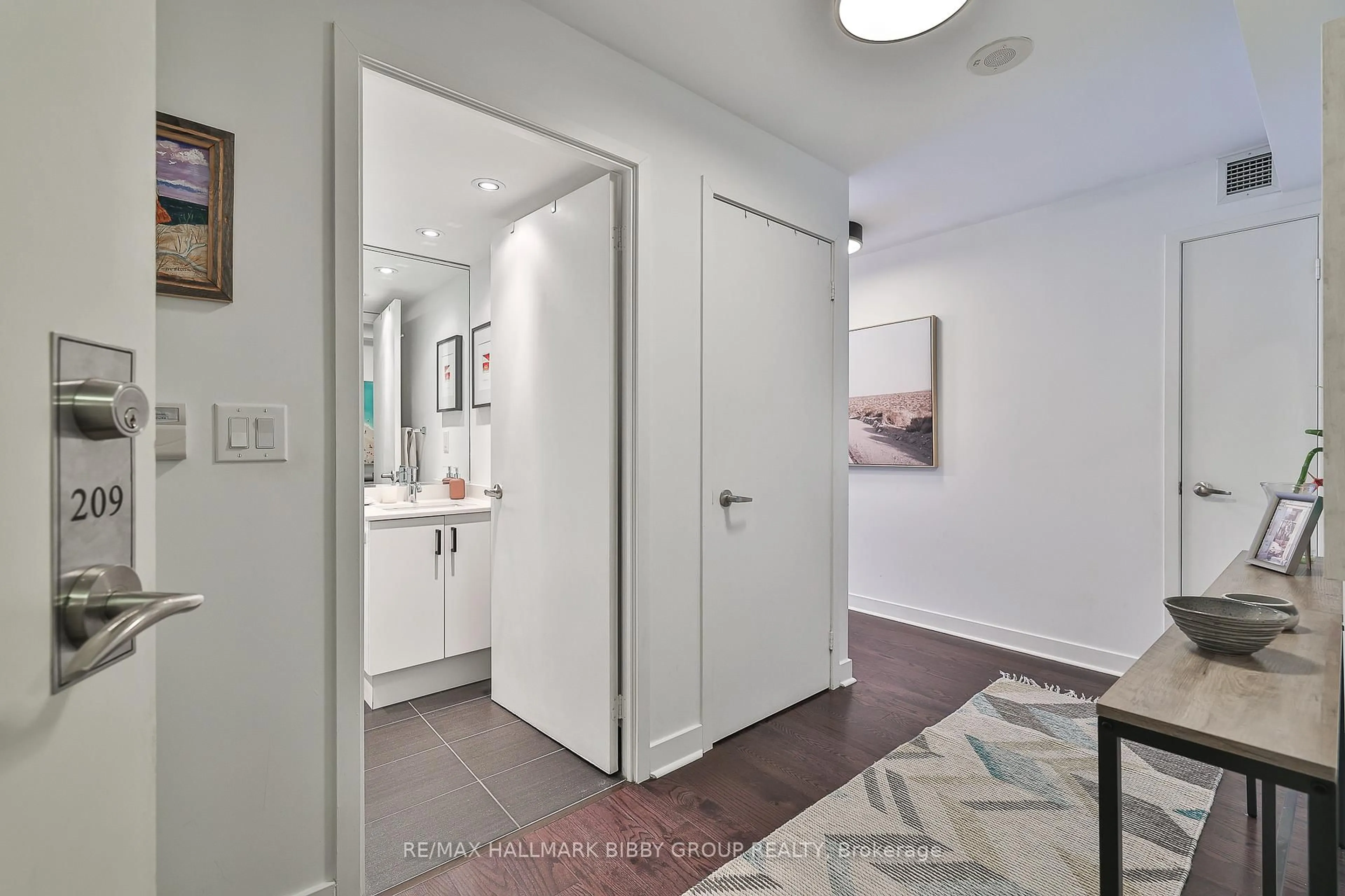 Indoor entryway for 320 Richmond St #209, Toronto Ontario M5A 1P9
