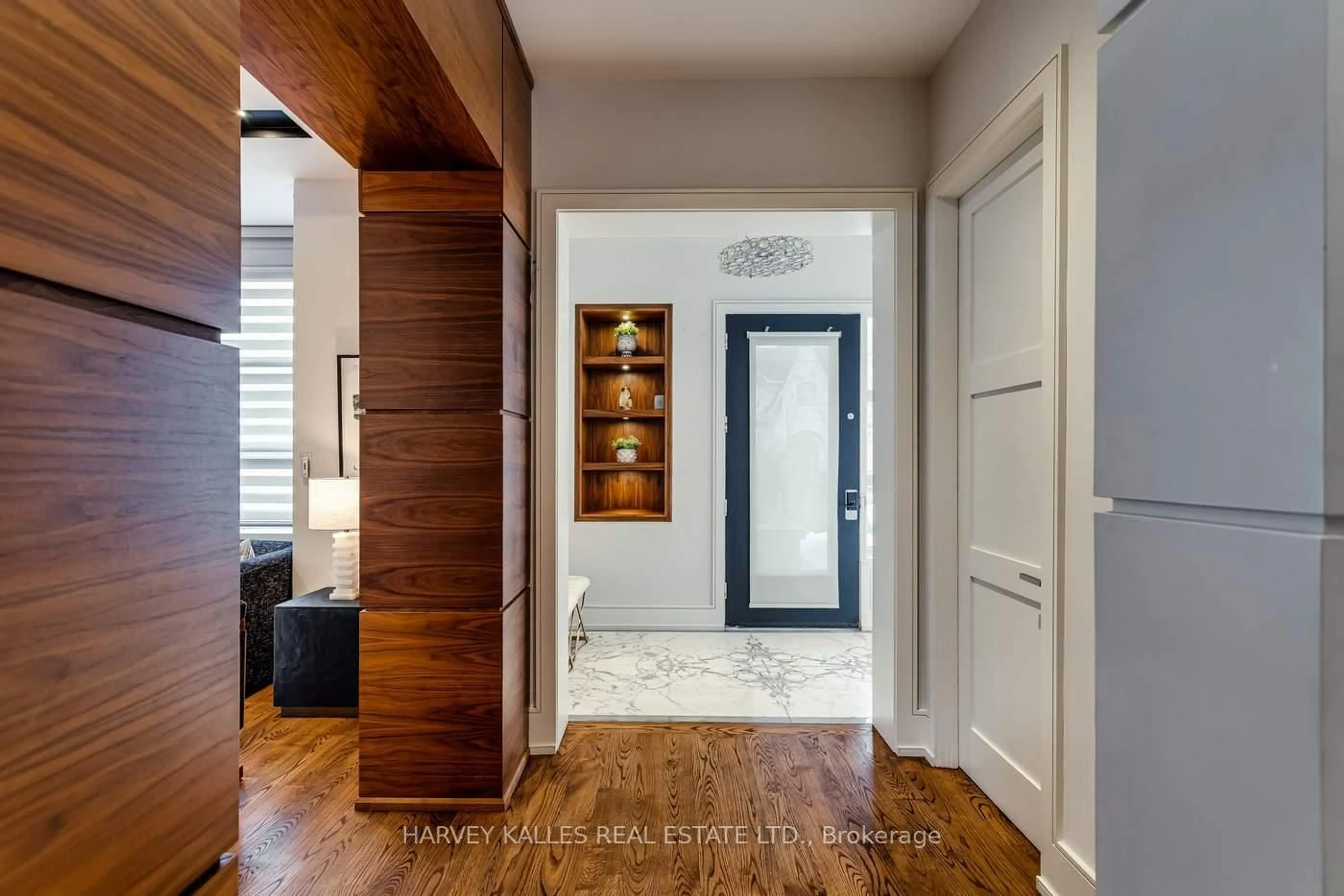 Indoor entryway for 330 Brooke Ave, Toronto Ontario M5M 2L3