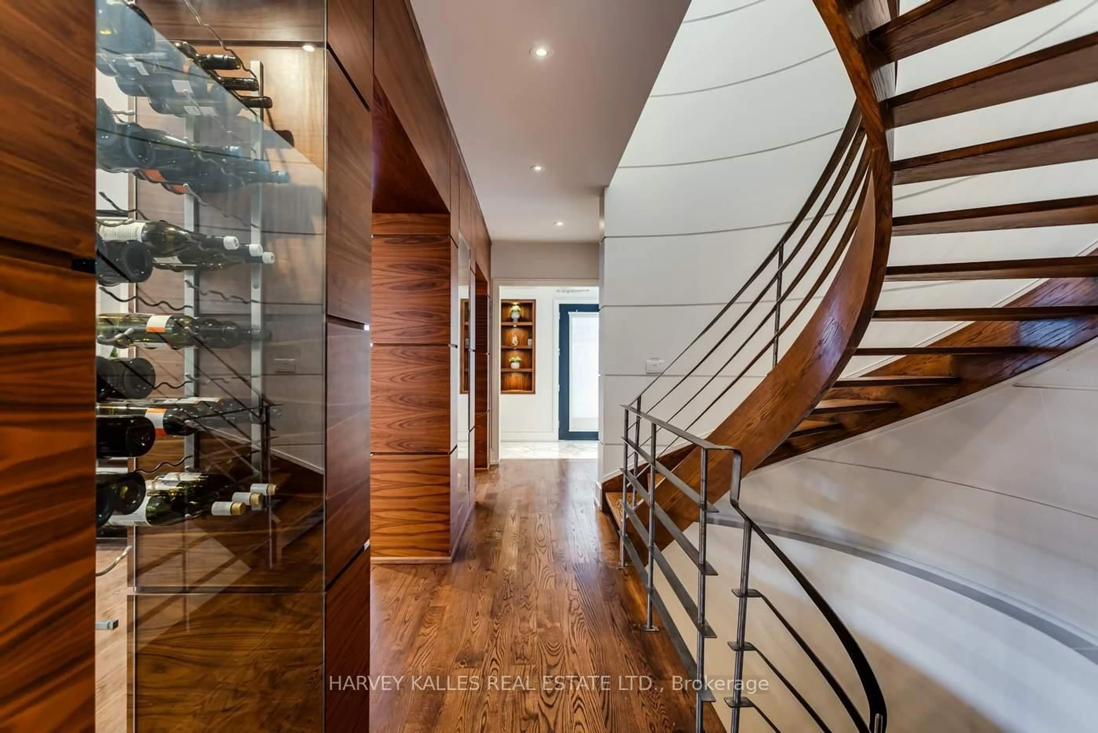 Indoor foyer for 330 Brooke Ave, Toronto Ontario M5M 2L3