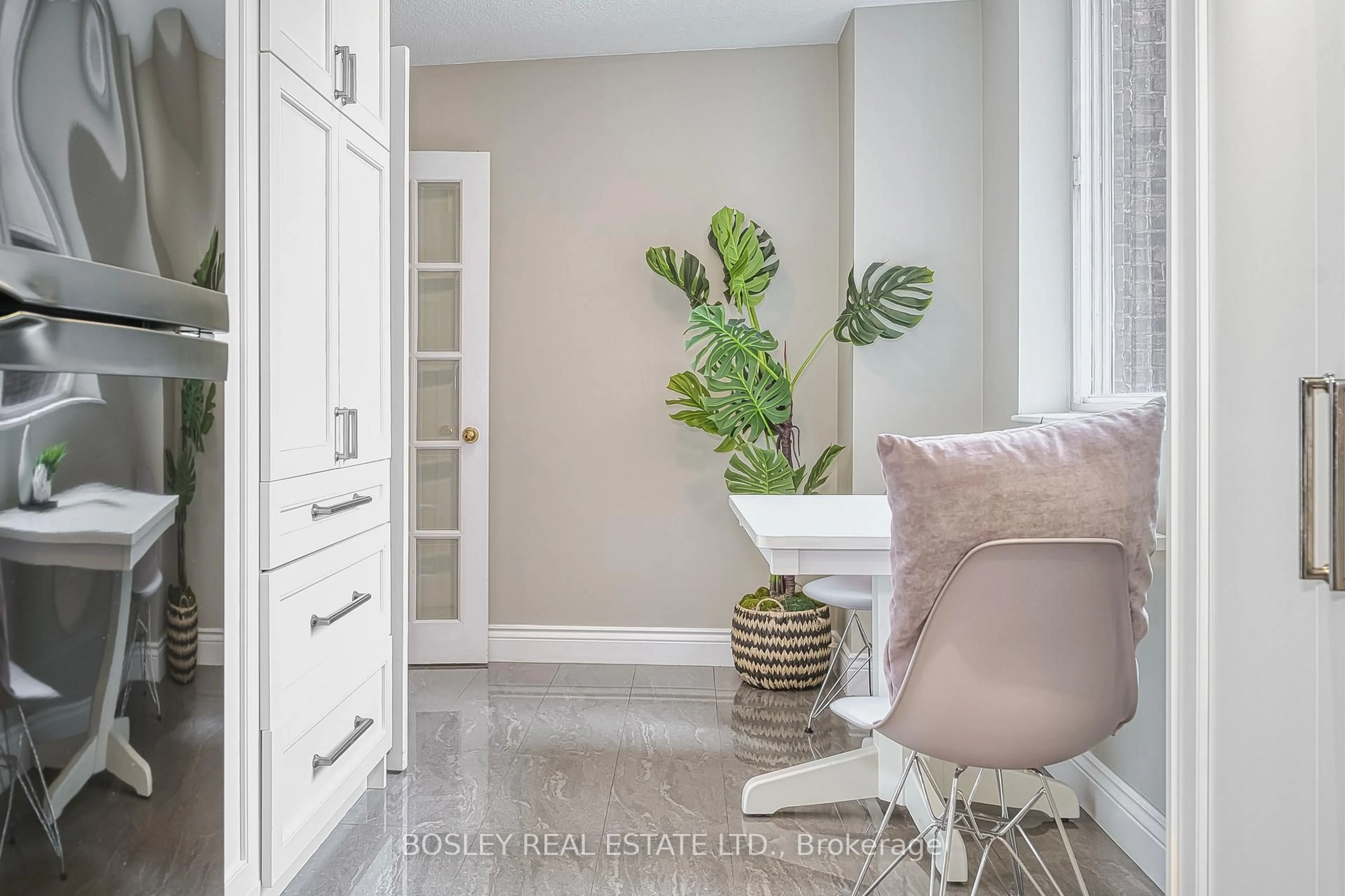 Indoor entryway for 135 George St #402, Toronto Ontario M5A 4E8