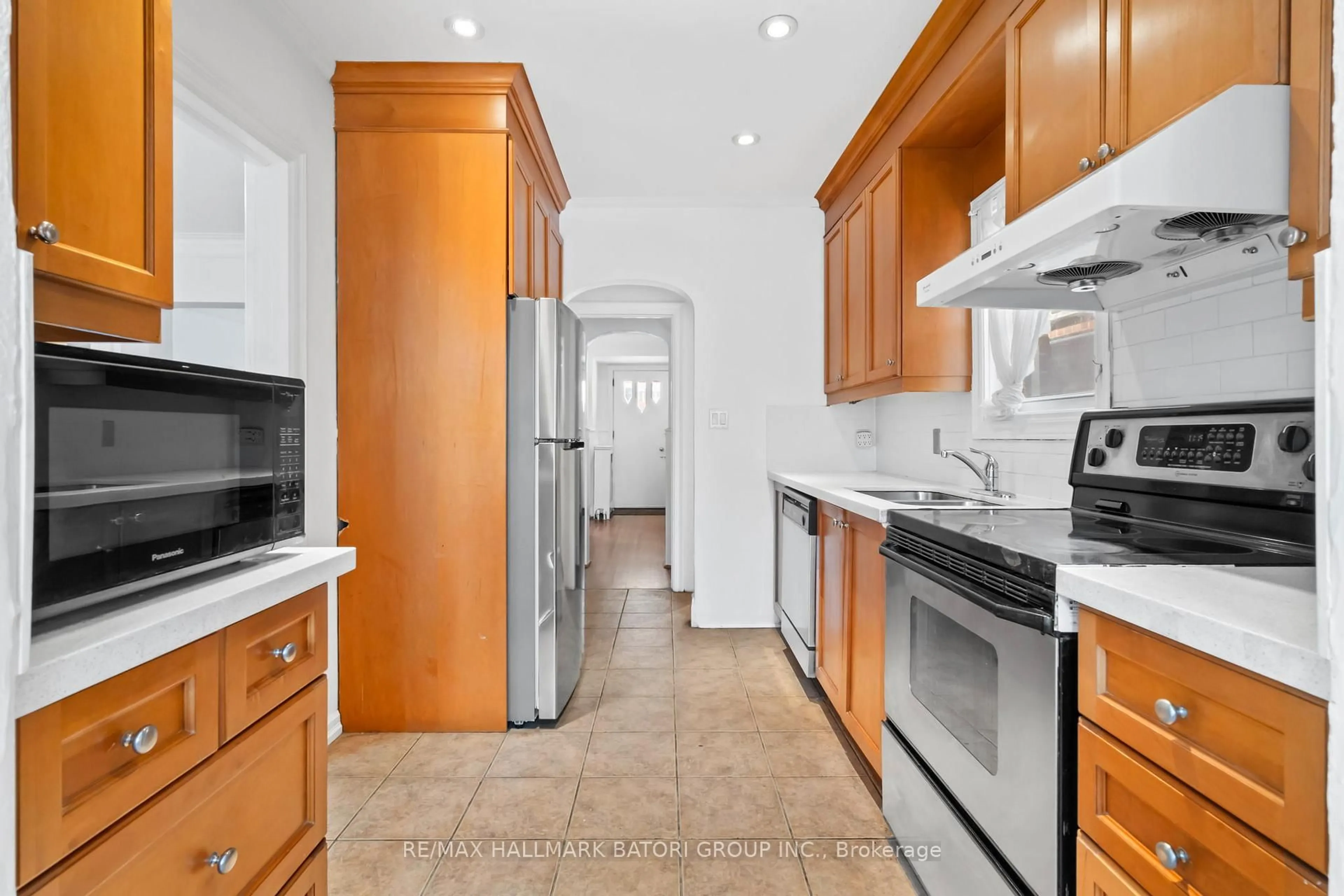 Standard kitchen, ceramic/tile floor for 1119 Avenue Rd, Toronto Ontario M5N 2E5