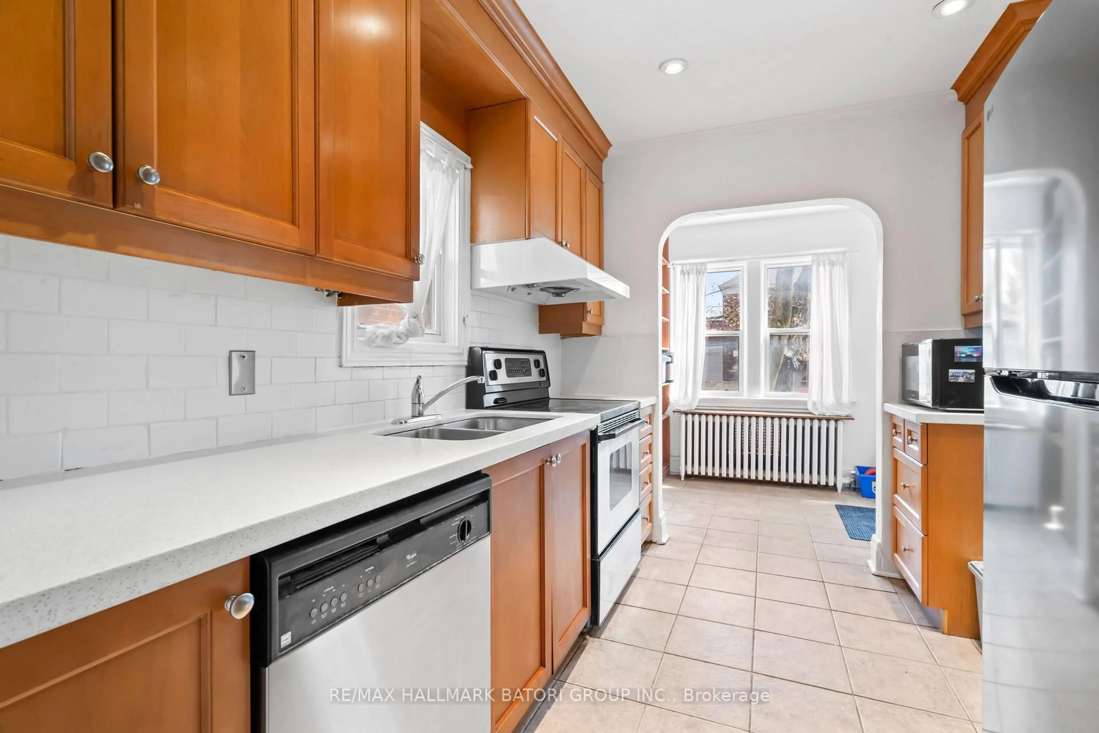 Standard kitchen, ceramic/tile floor for 1119 Avenue Rd, Toronto Ontario M5N 2E5