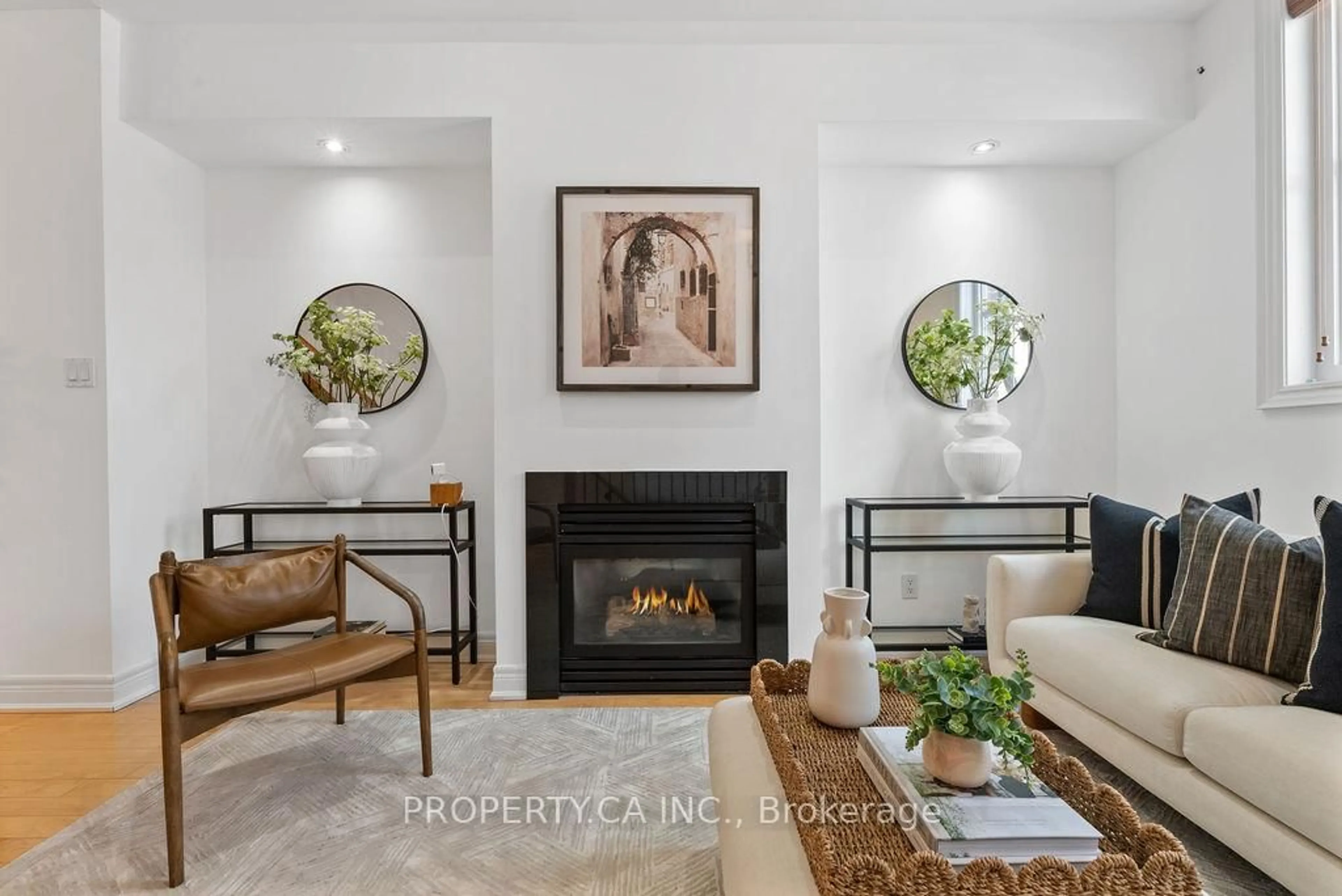 Living room with furniture, ceramic/tile floor for 182 McCaul St, Toronto Ontario M5T 1W5