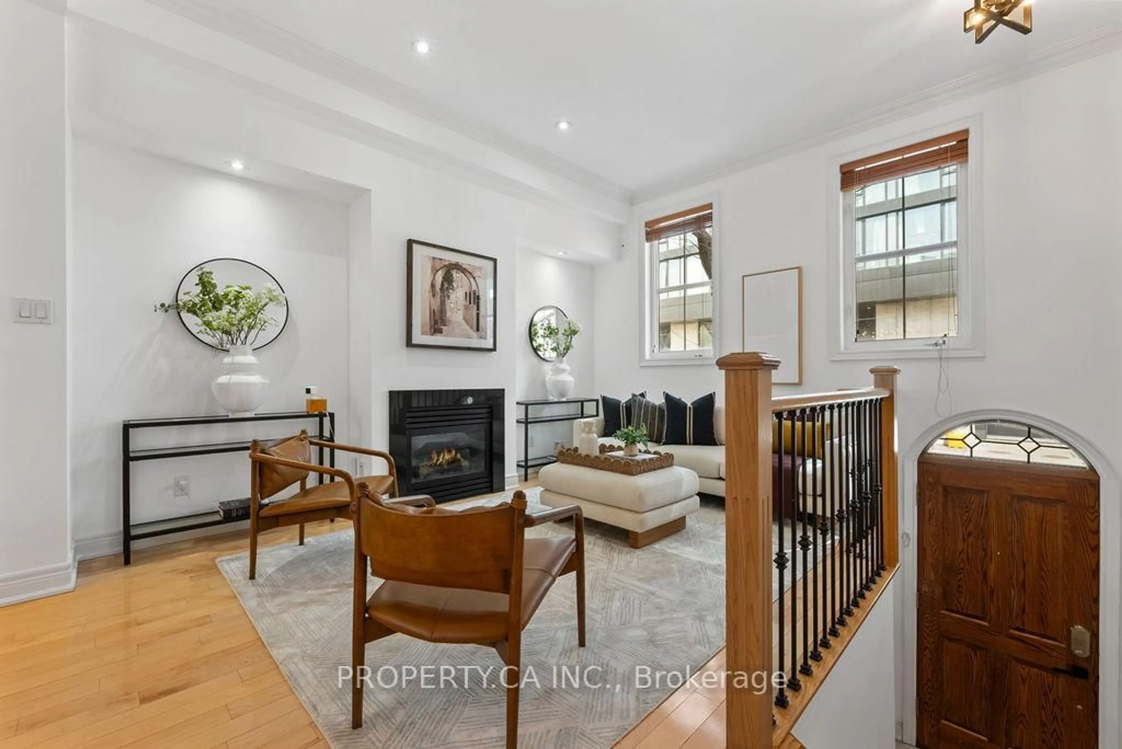 Living room with furniture, unknown for 182 McCaul St, Toronto Ontario M5T 1W5