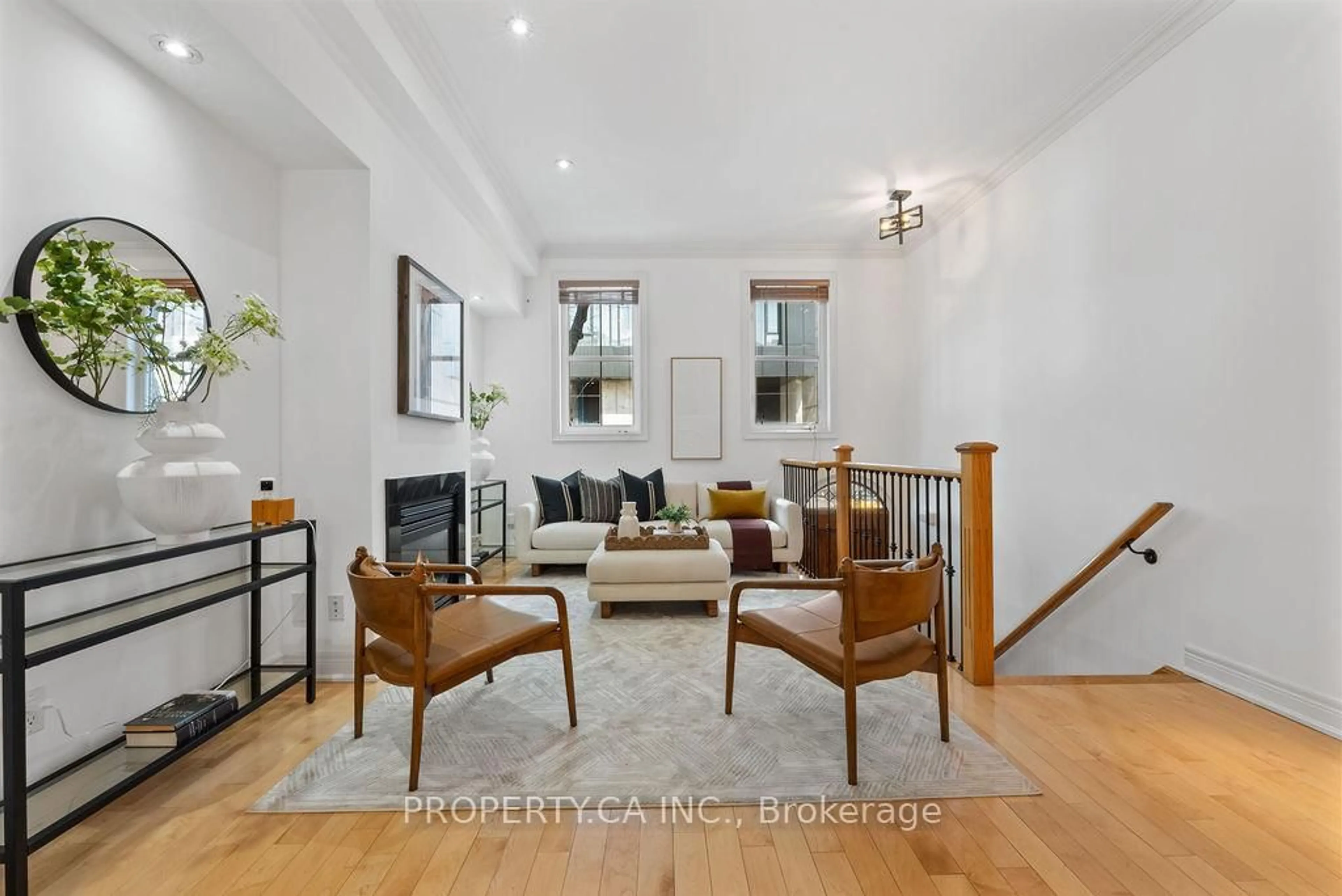 Living room with furniture, unknown for 182 McCaul St, Toronto Ontario M5T 1W5