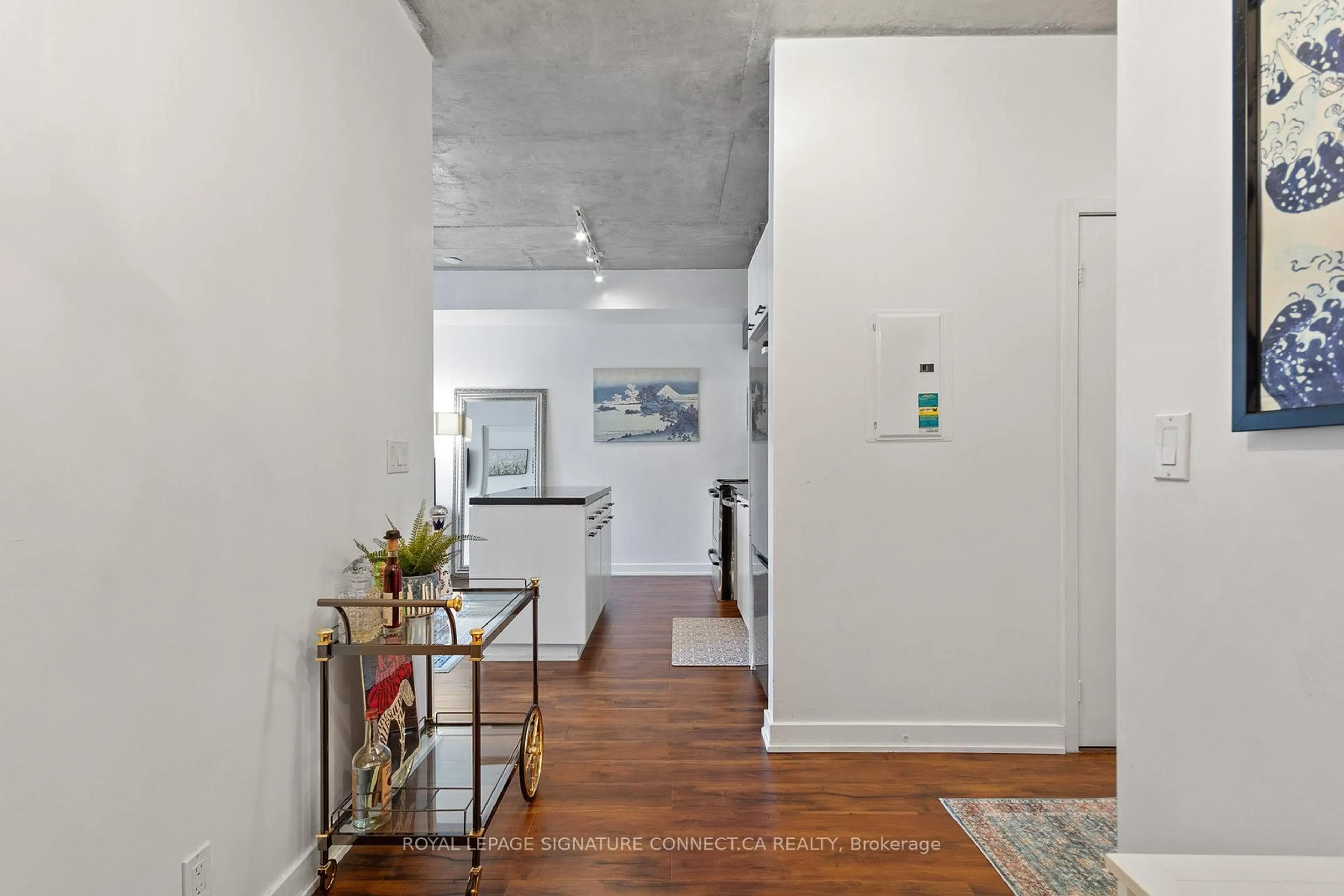 Indoor entryway for 21 Nelson St #727, Toronto Ontario M5V 1T8