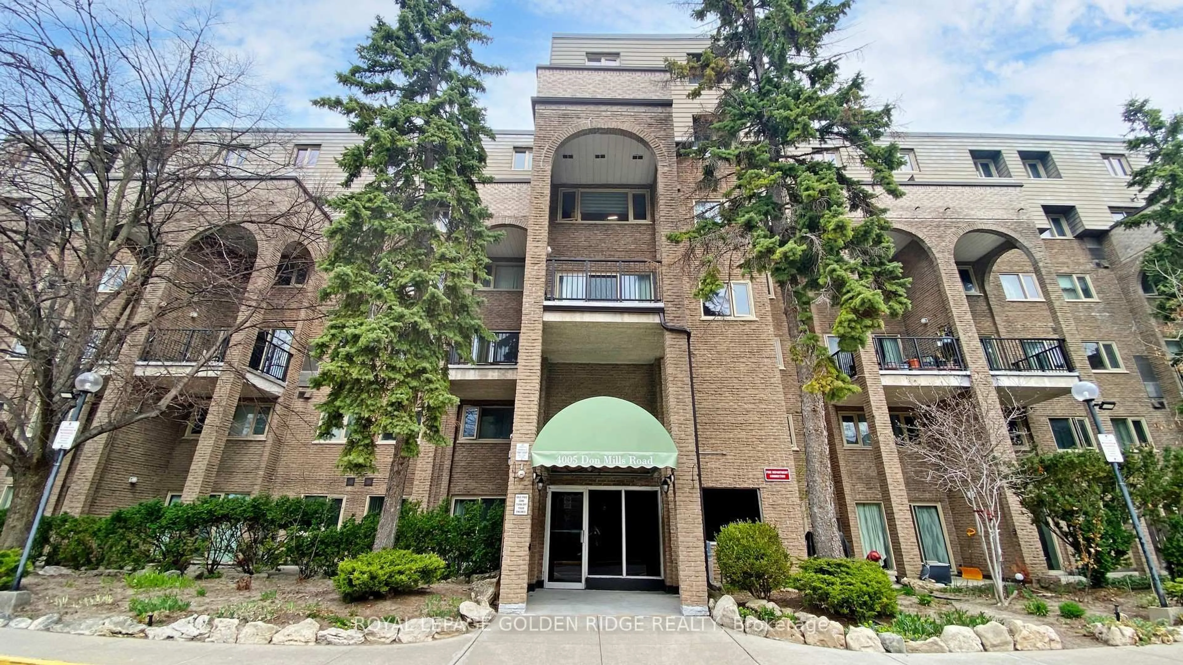 Indoor foyer for 4005 Don Mills Rd #312, Toronto Ontario M2H 3J8