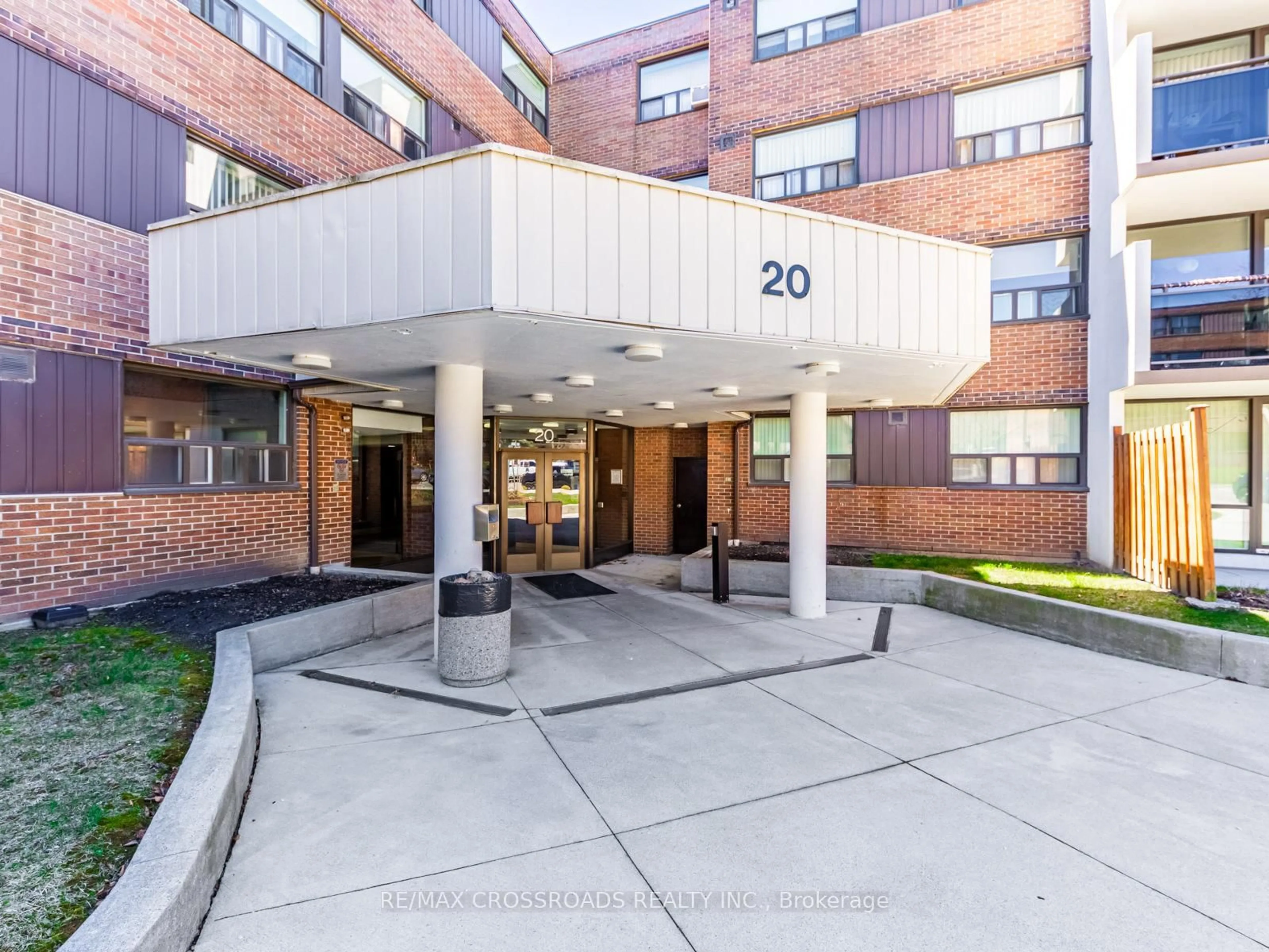 Indoor foyer for 20 Sunrise Ave #111, Toronto Ontario M4A 2R2