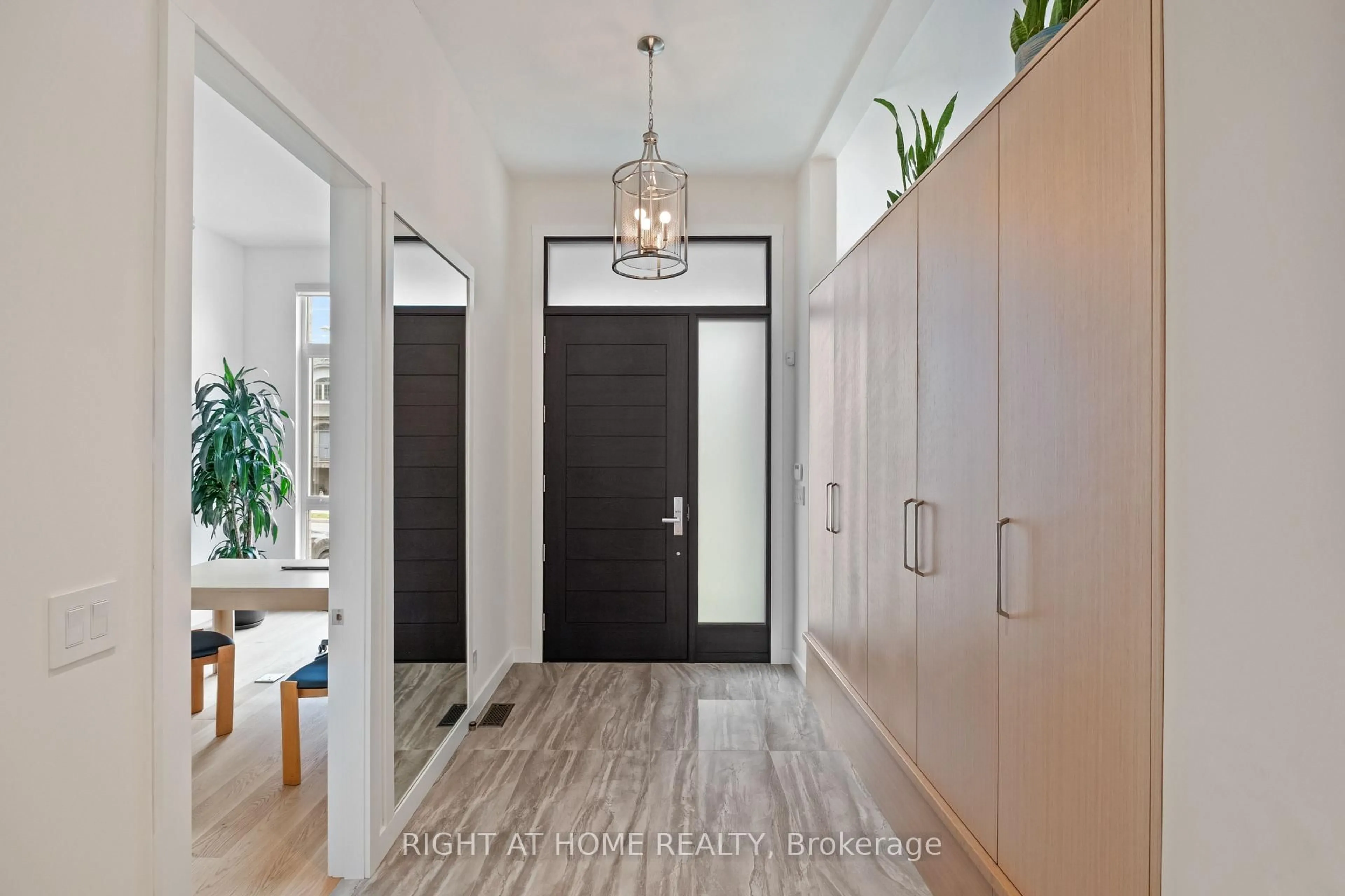 Indoor entryway for 264 Joicey Blvd, Toronto Ontario M5M 2V7