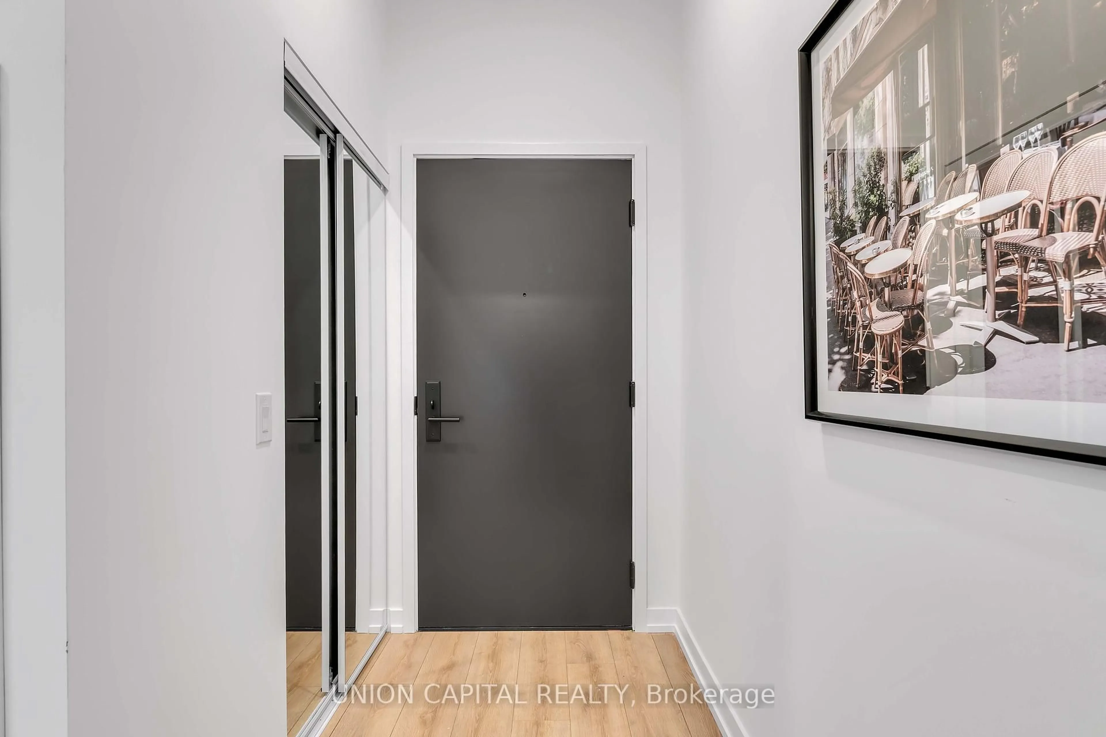 Indoor entryway for 500 Dupont St #207, Toronto Ontario M6G 0B8