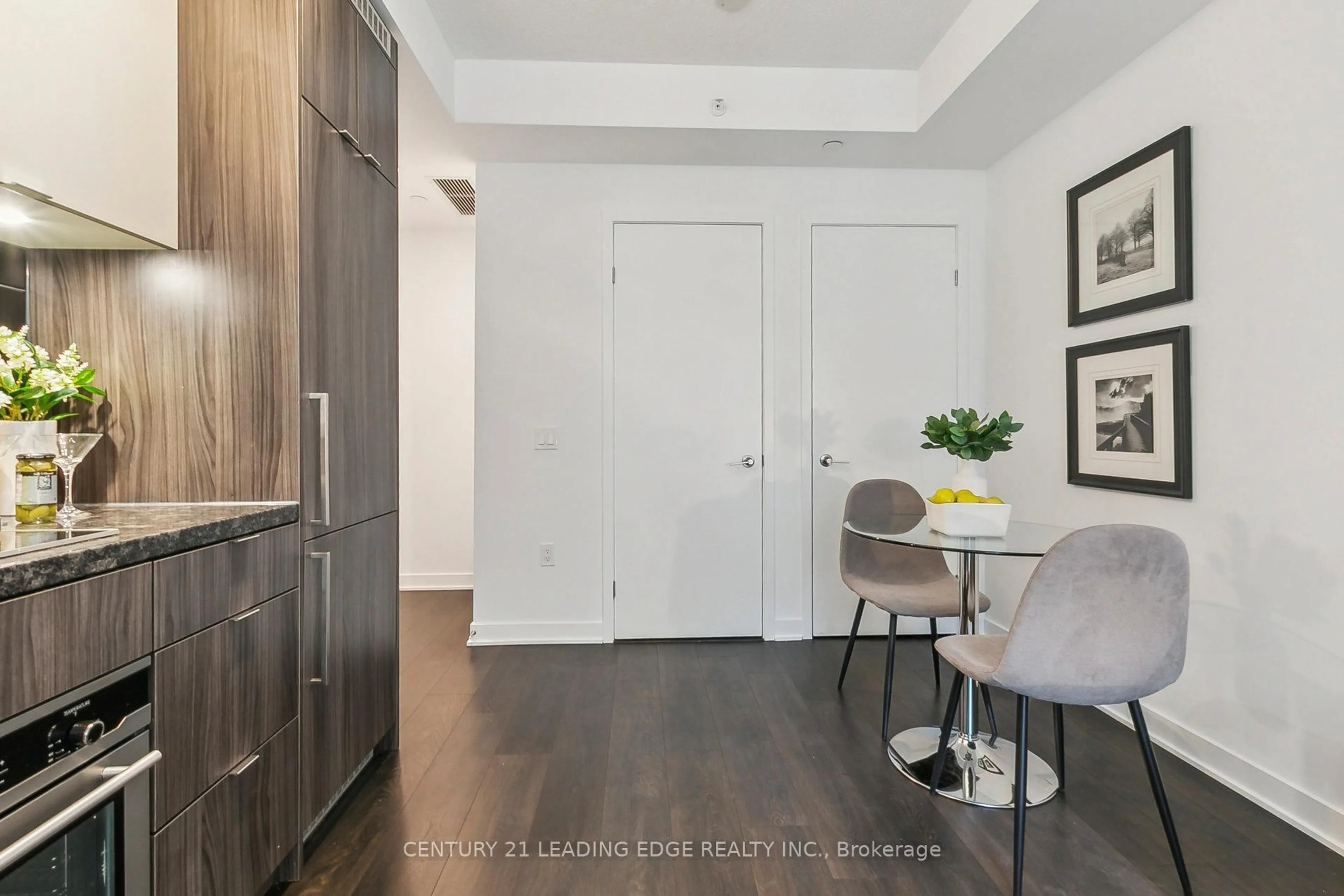 Indoor entryway for 115 Blue Jays Way #519, Toronto Ontario M5V 0N4
