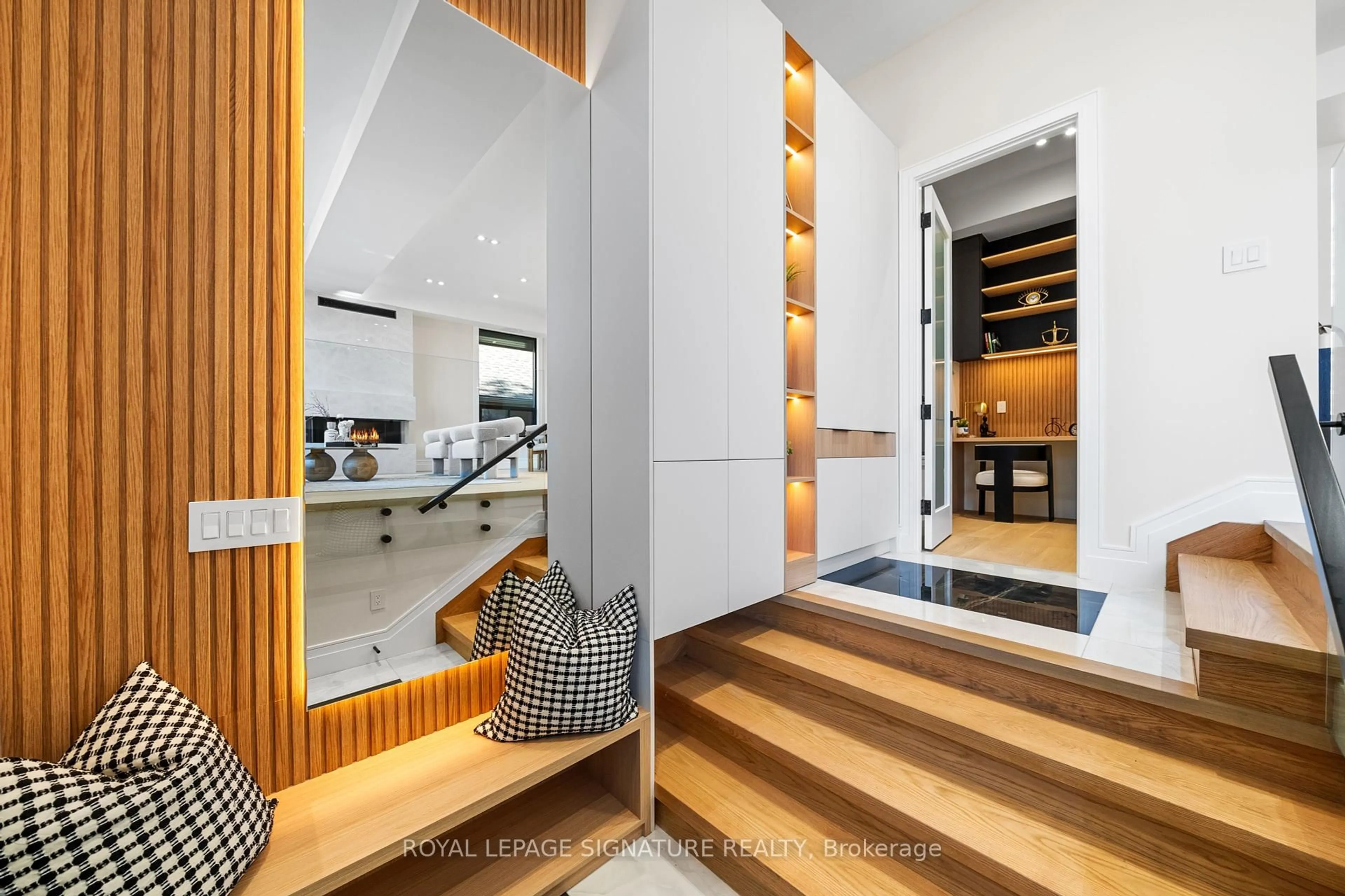 Indoor foyer for 551 Broadway Ave, Toronto Ontario M4G 2S2