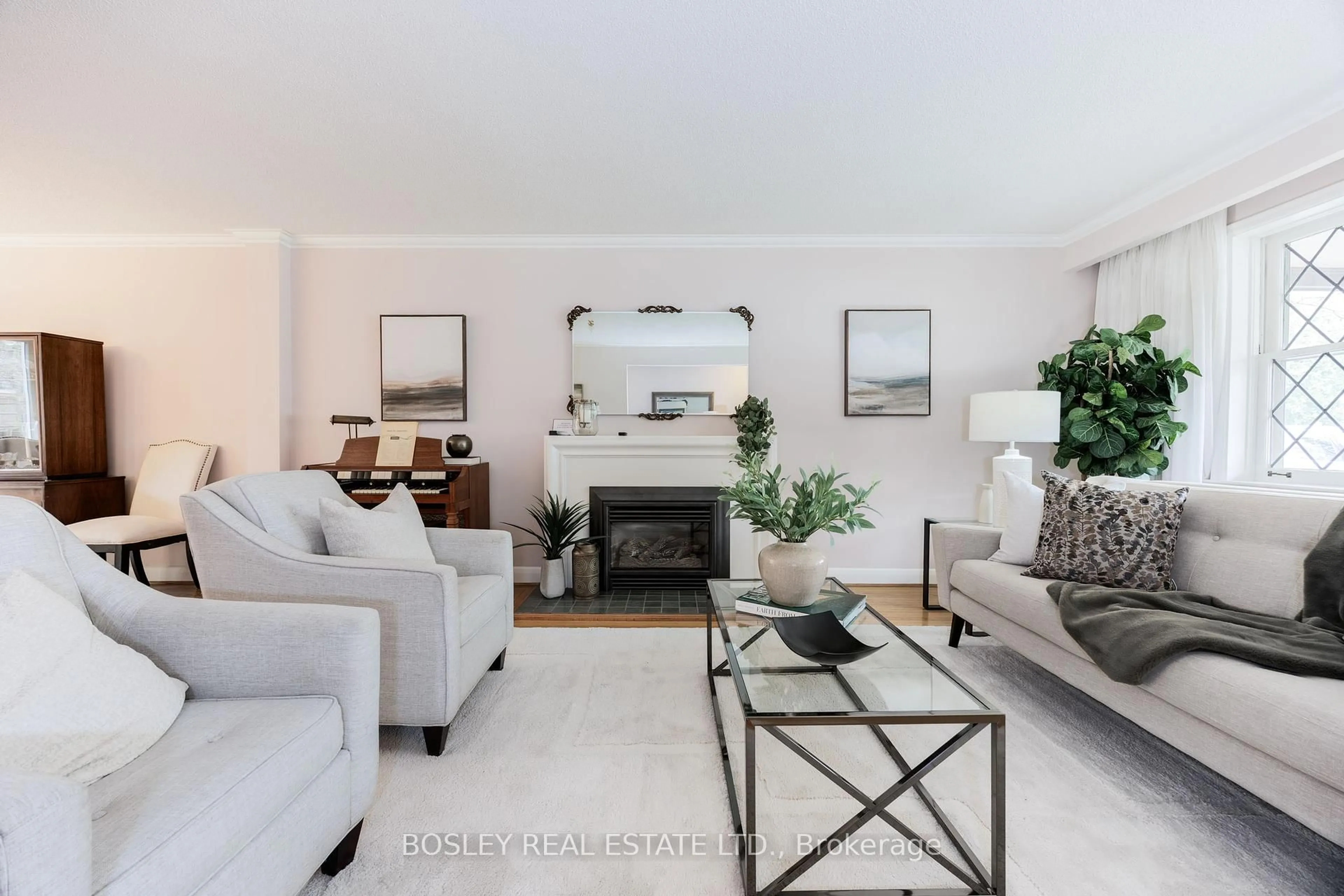 Living room with furniture, unknown for 265 Chaplin Cres, Toronto Ontario M5P 1B1