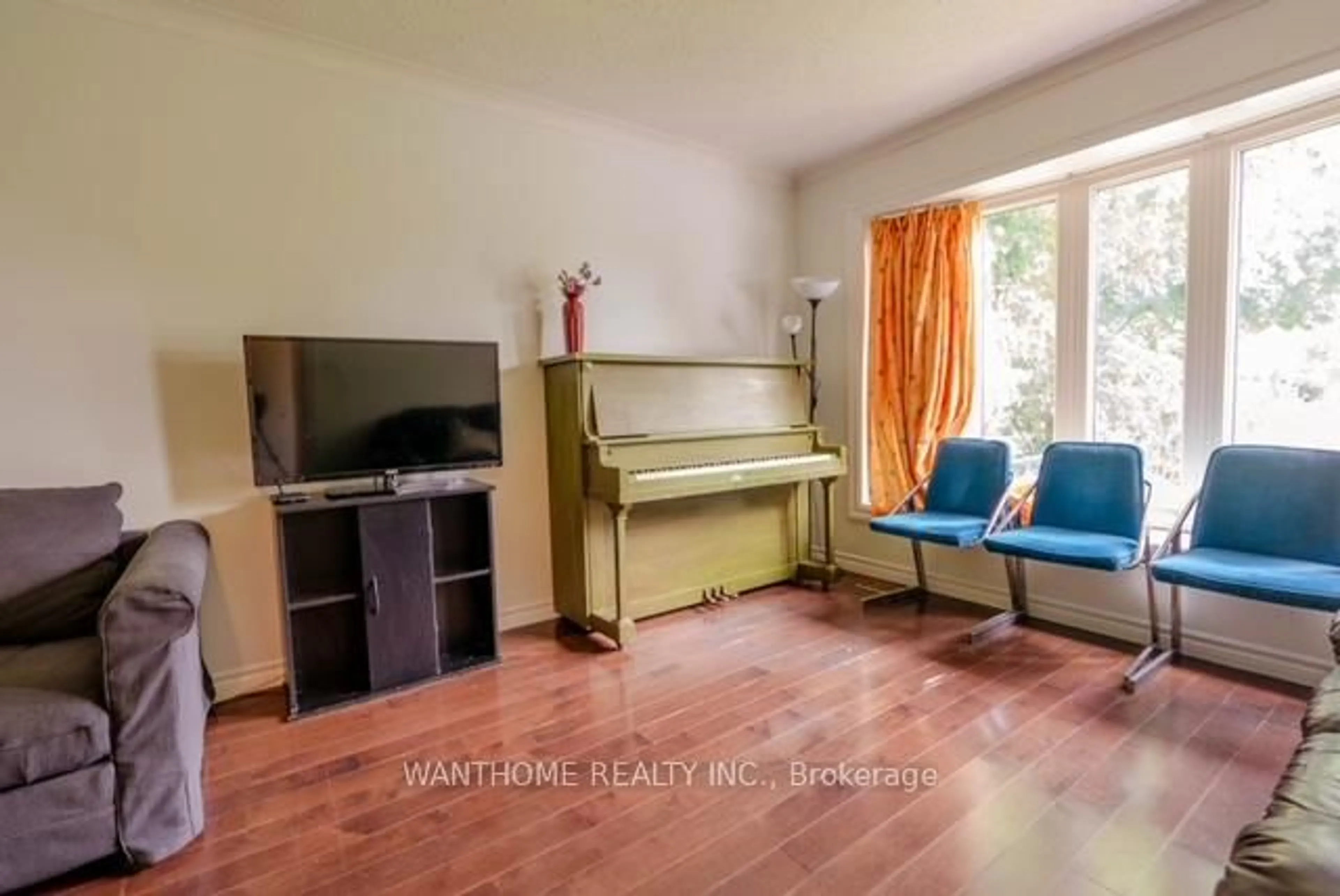 Living room with furniture, wood/laminate floor for 89 Mcnicoll Ave, Toronto Ontario M2H 2B2