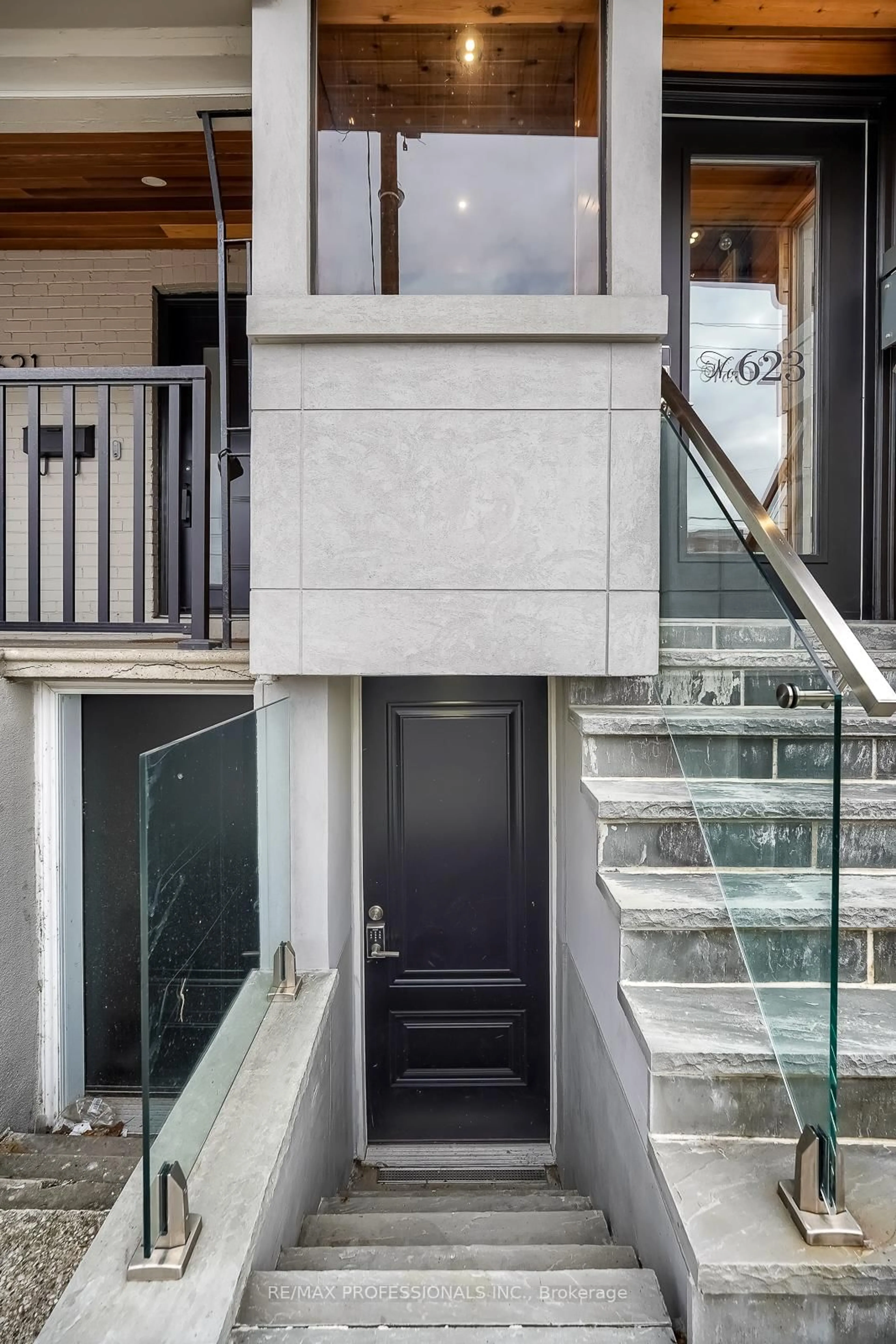 Indoor entryway for 623 Dupont St, Toronto Ontario M6G 1Z3