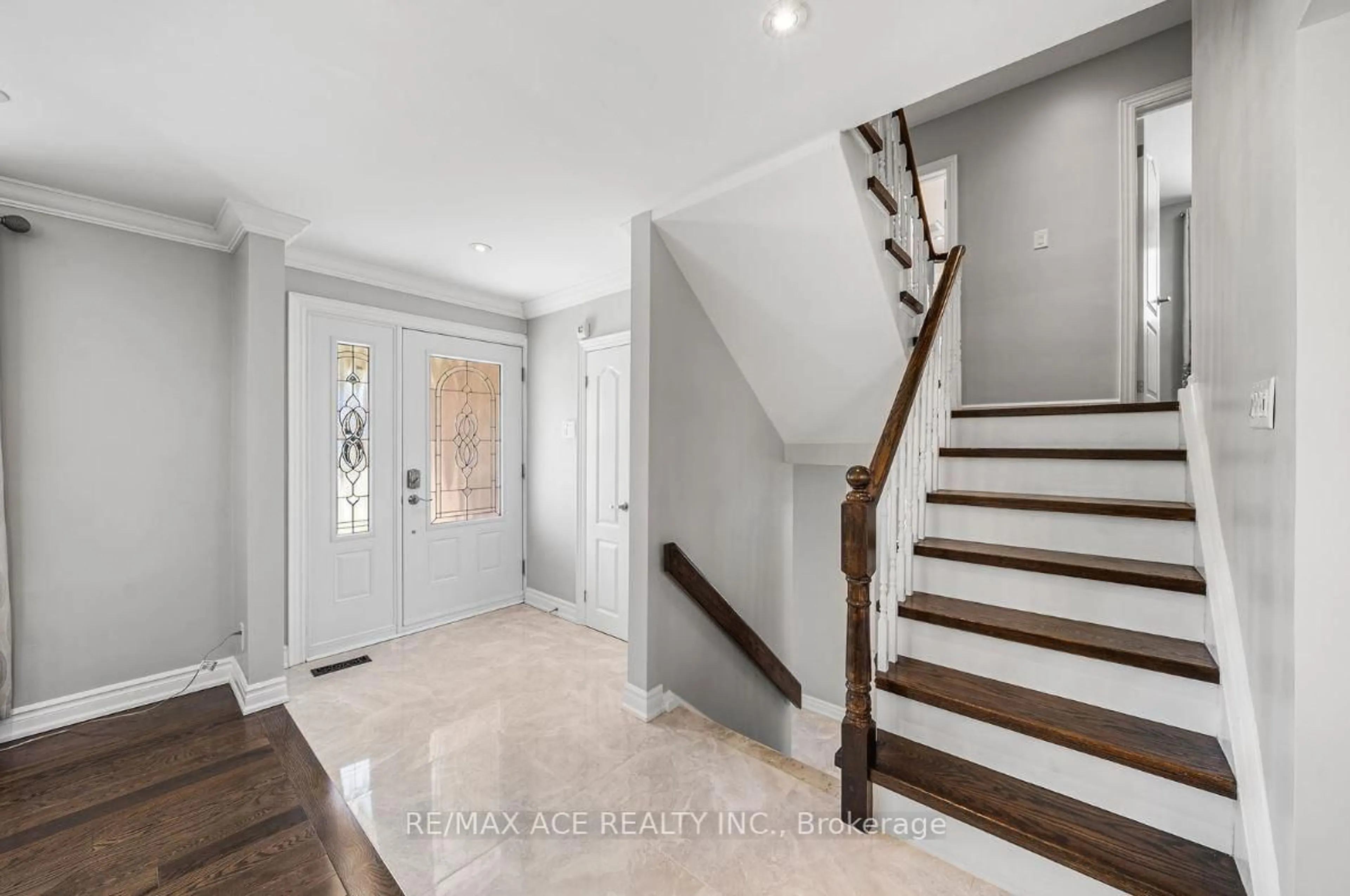 Indoor entryway for 6 Oldborough Circ, Toronto Ontario M2J 3A2