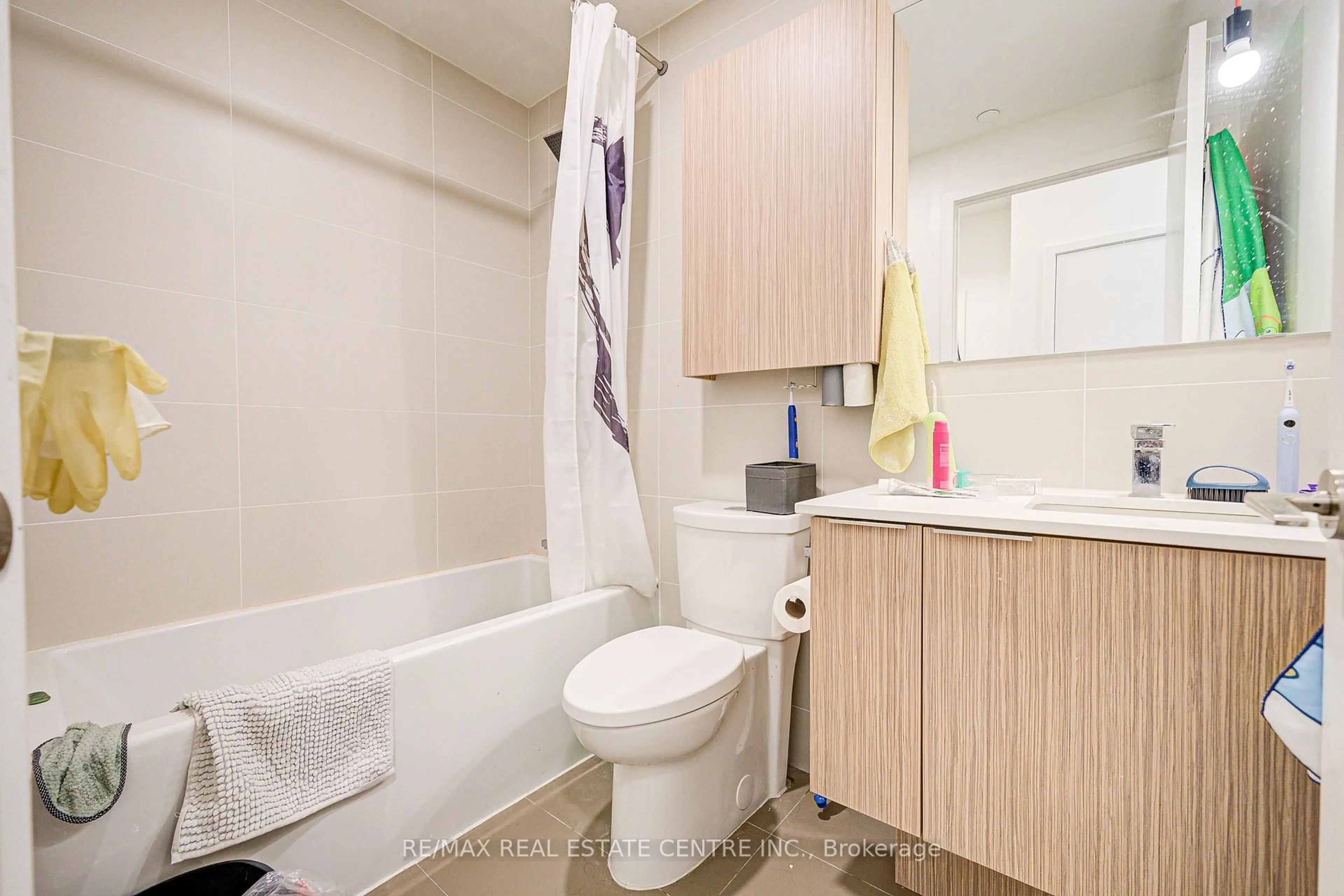 Standard bathroom, unknown for 10 Deerlick Crt #810, Toronto Ontario M3A 0A7