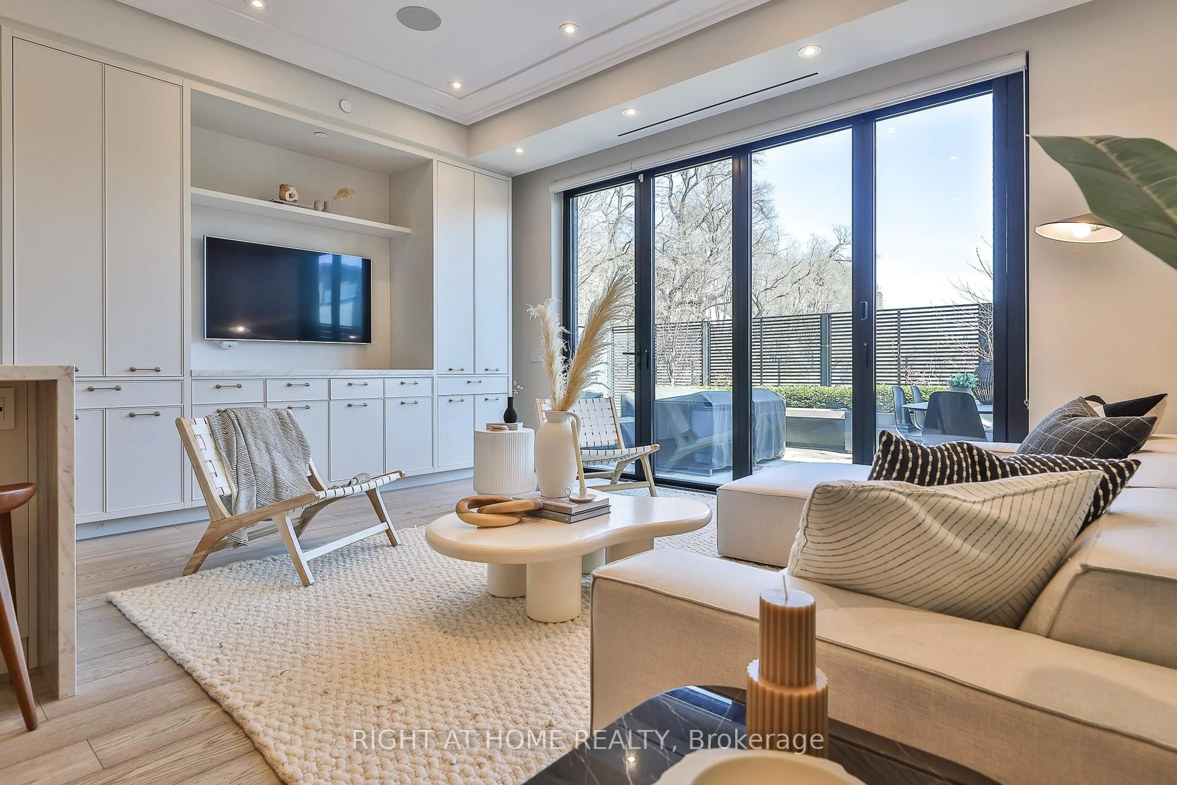 Living room with furniture, unknown for 363 Avenue Rd, Toronto Ontario M4V 0A9