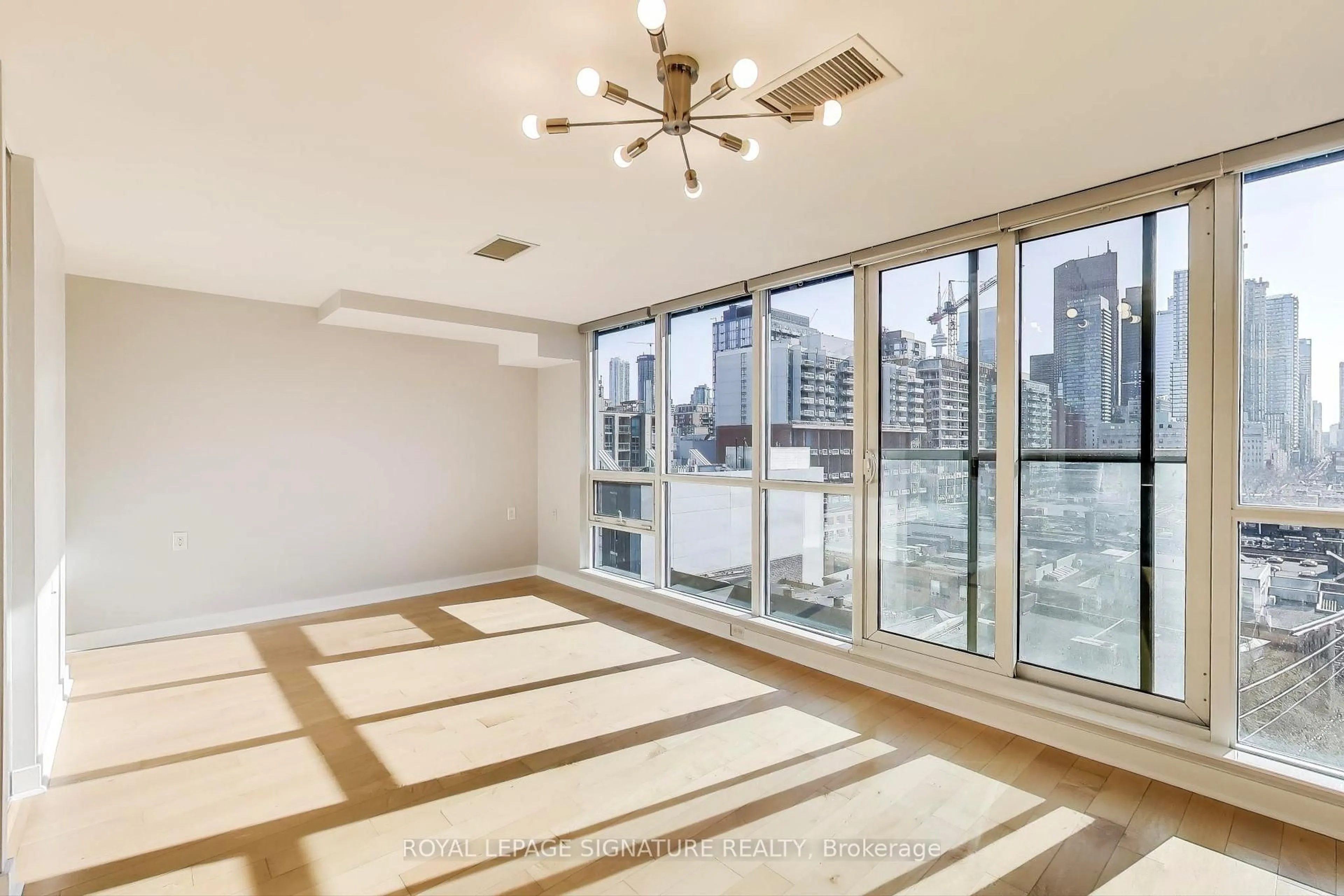 A pic of a room for 320 Richmond St #911, Toronto Ontario M5A 4S7