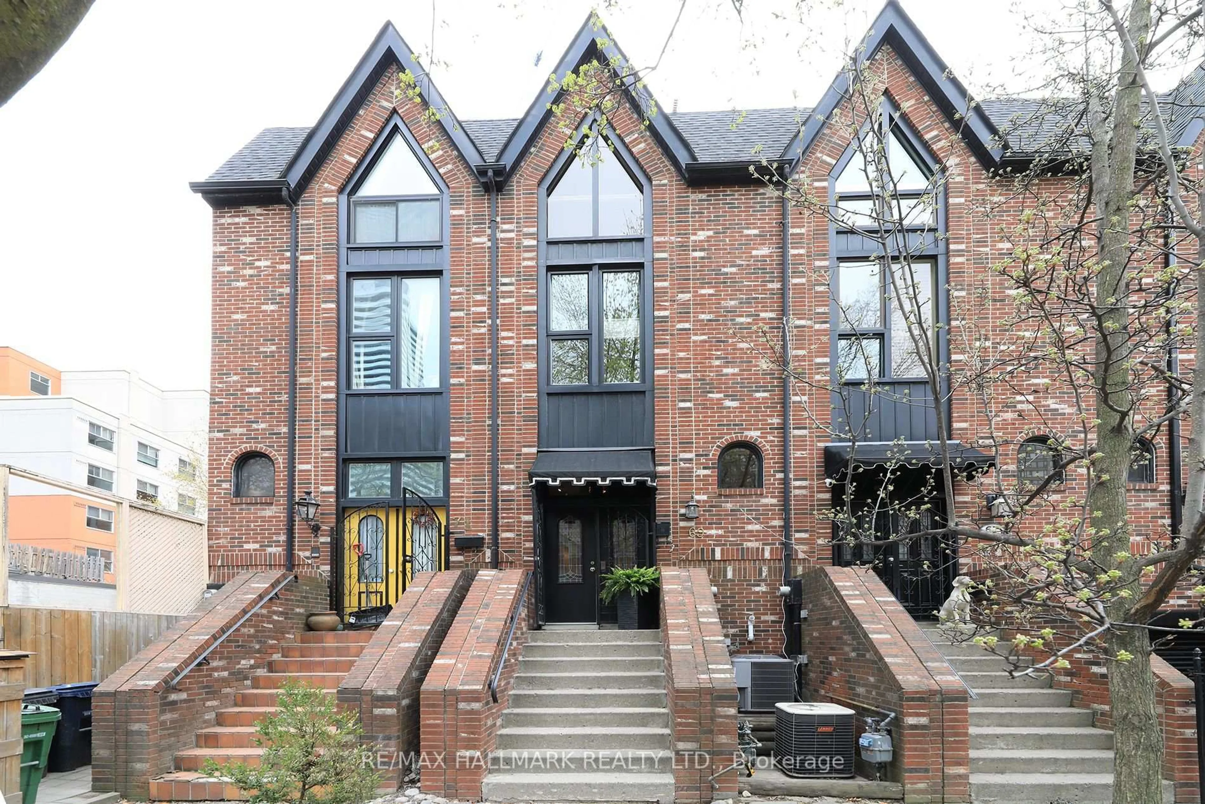 Home with brick exterior material, unknown for 69 McGill St, Toronto Ontario M5B 1H3