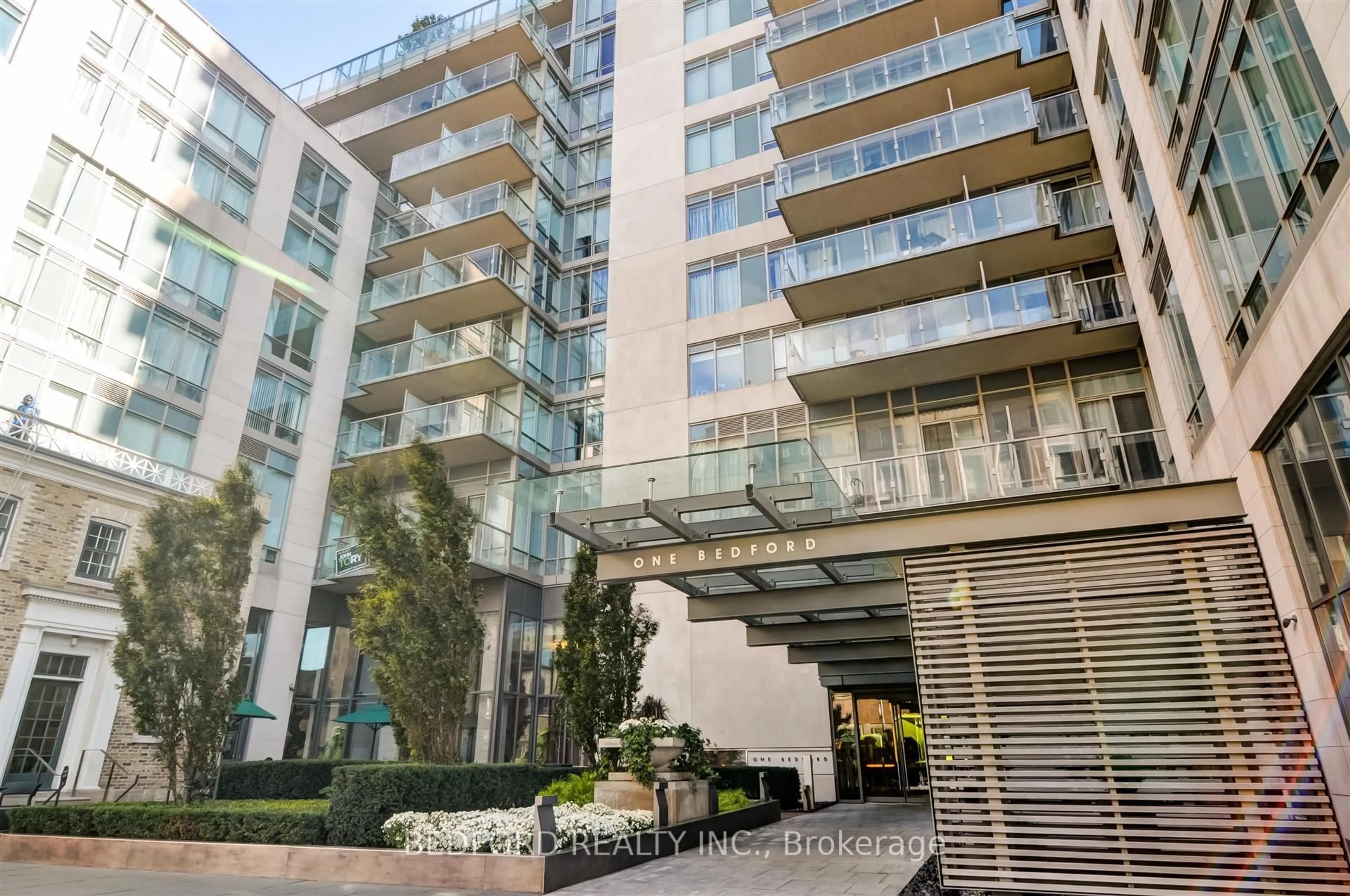 Indoor foyer for 1 Bedford Rd #2001, Toronto Ontario M5R 2B5