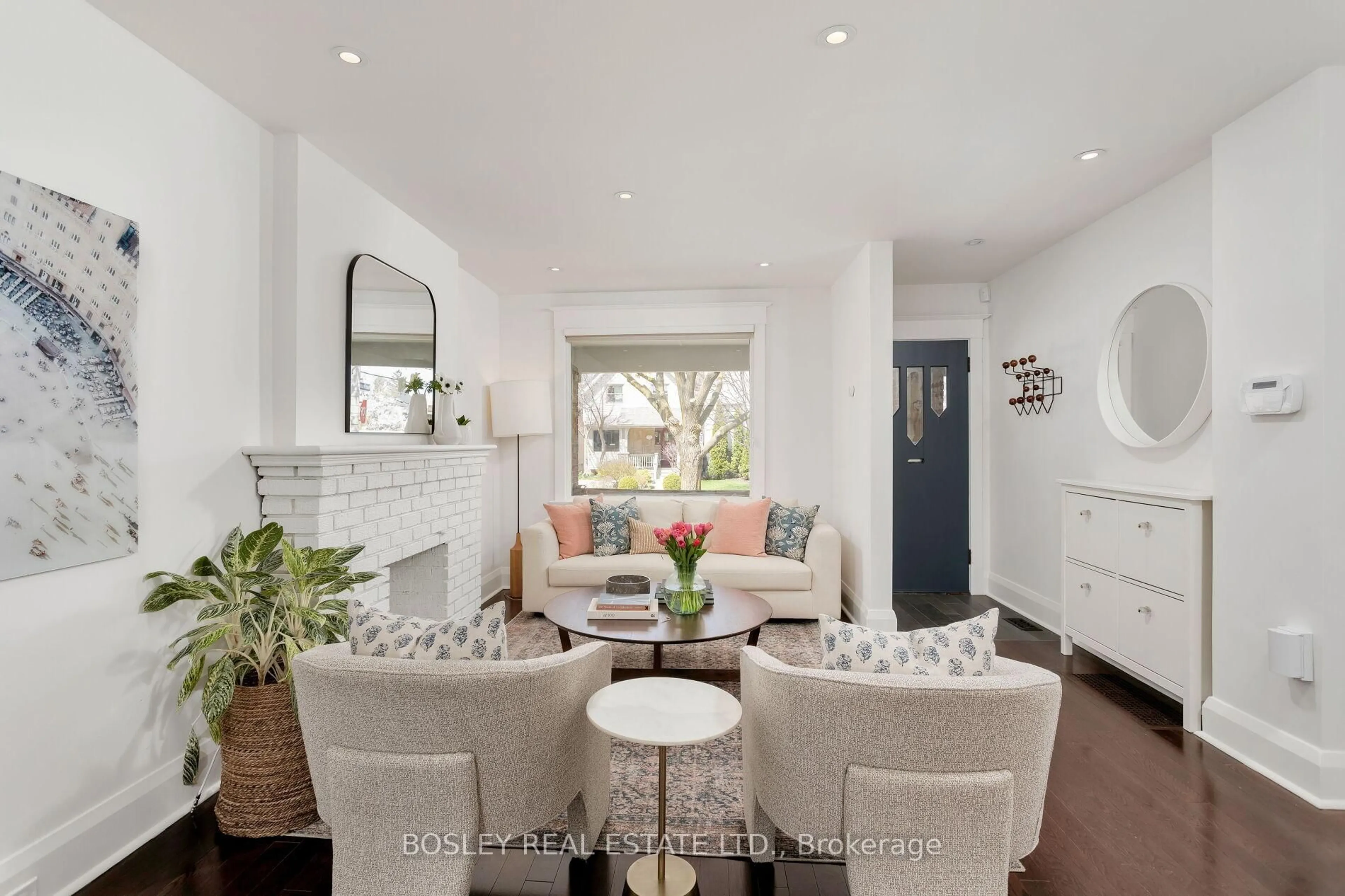 Living room with furniture, unknown for 145 Glenforest Rd, Toronto Ontario M4N 2A1