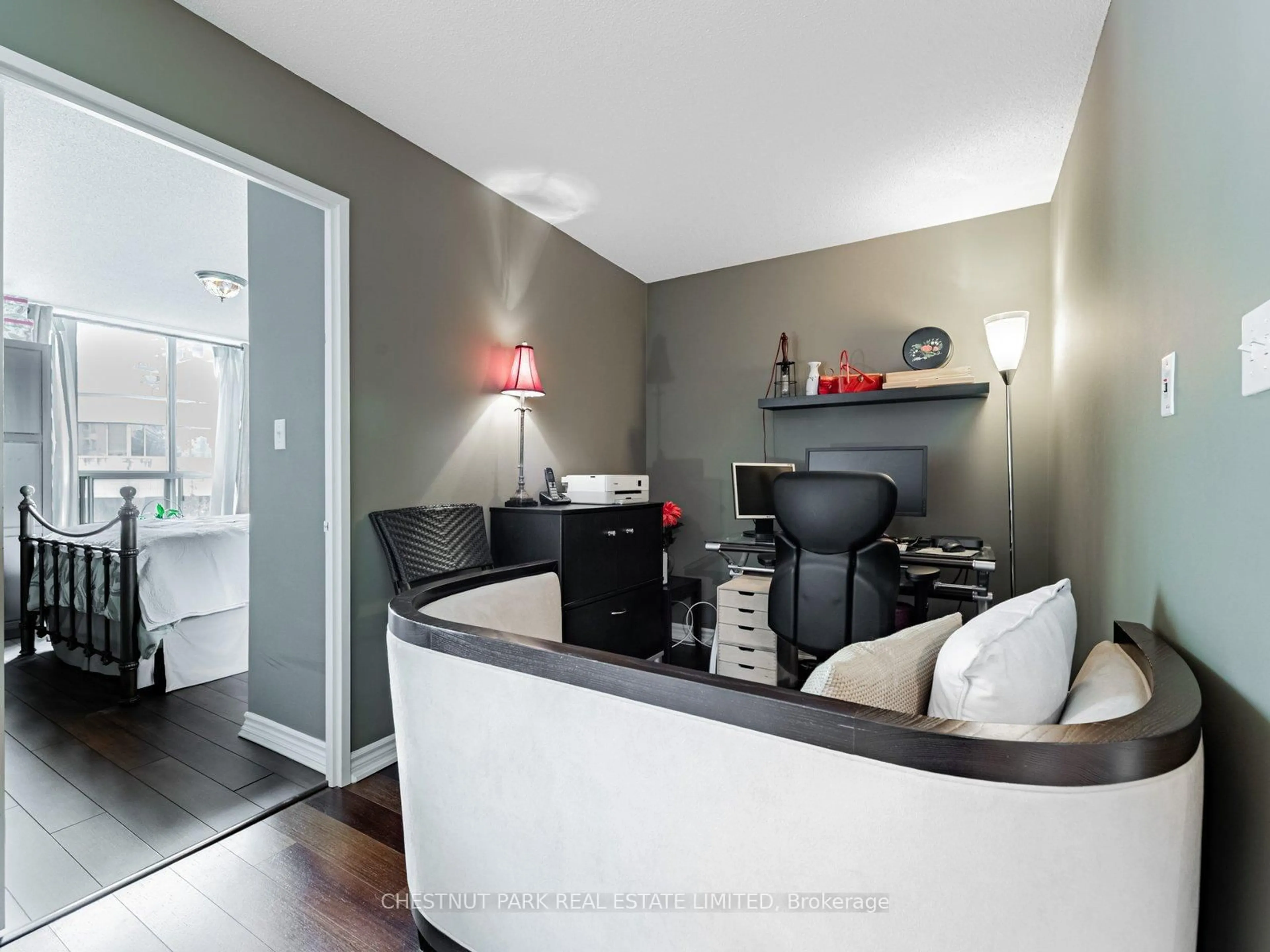 Living room with furniture, unknown for 253 Merton St #611, Toronto Ontario M4S 3H2