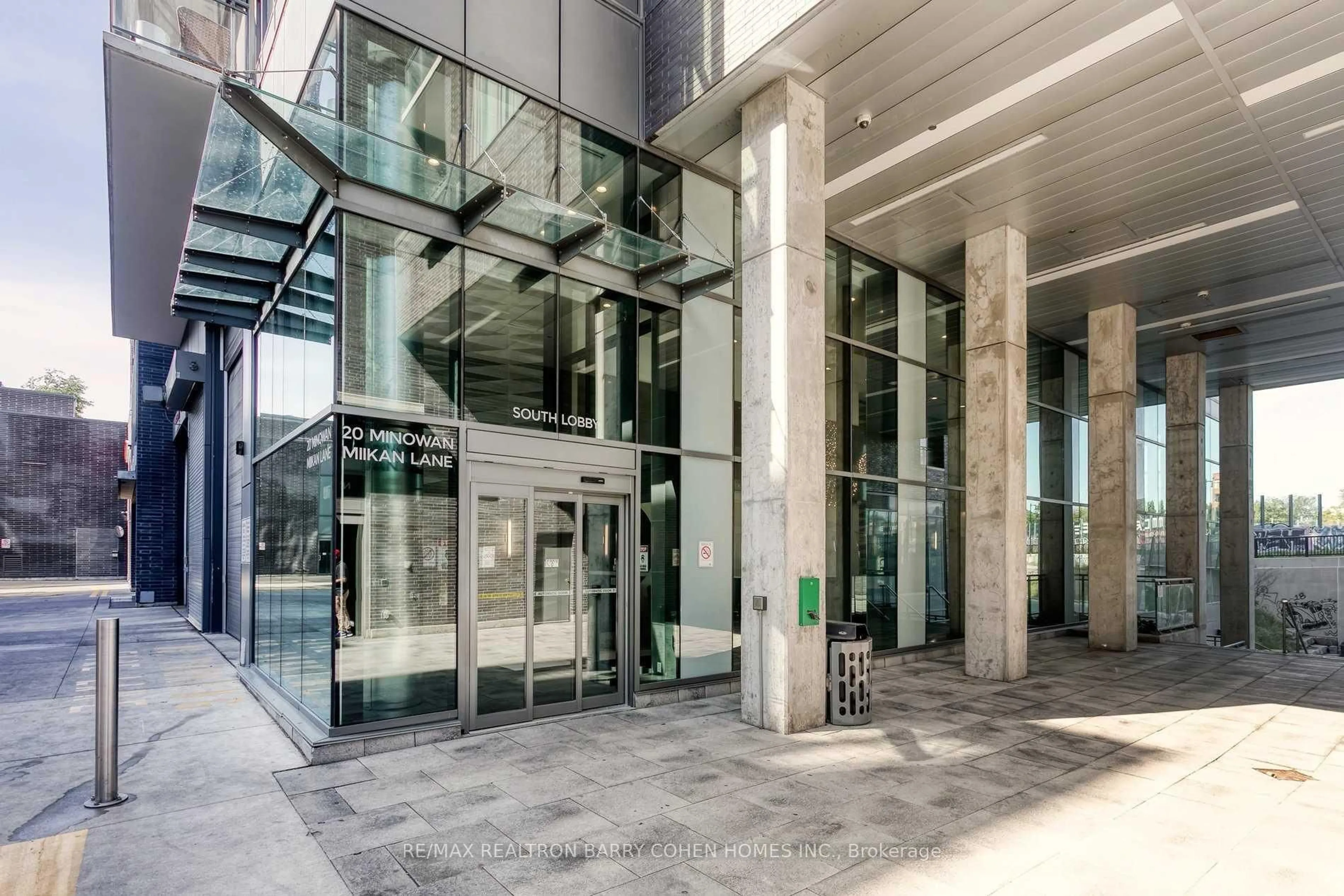 Indoor foyer for 20 Minowan Miikan Lane #2011, Toronto Ontario M6J 0E5