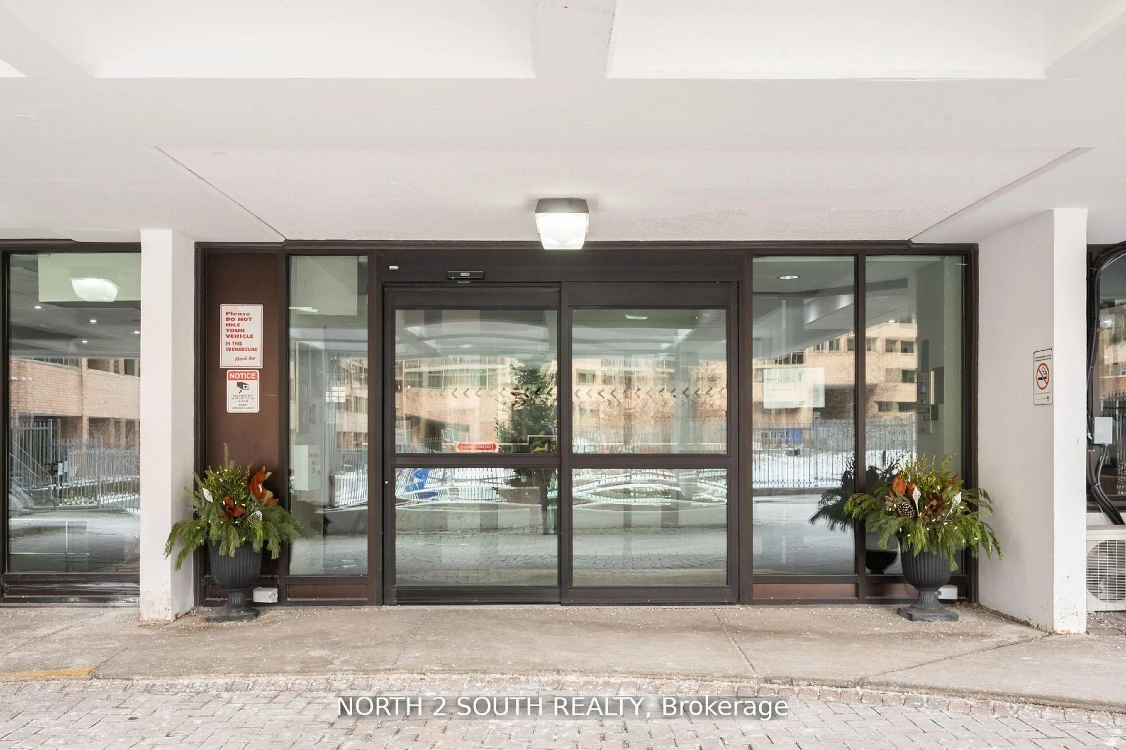 Indoor foyer for 77 Maitland Pl #1608, Toronto Ontario M4Y 2V6
