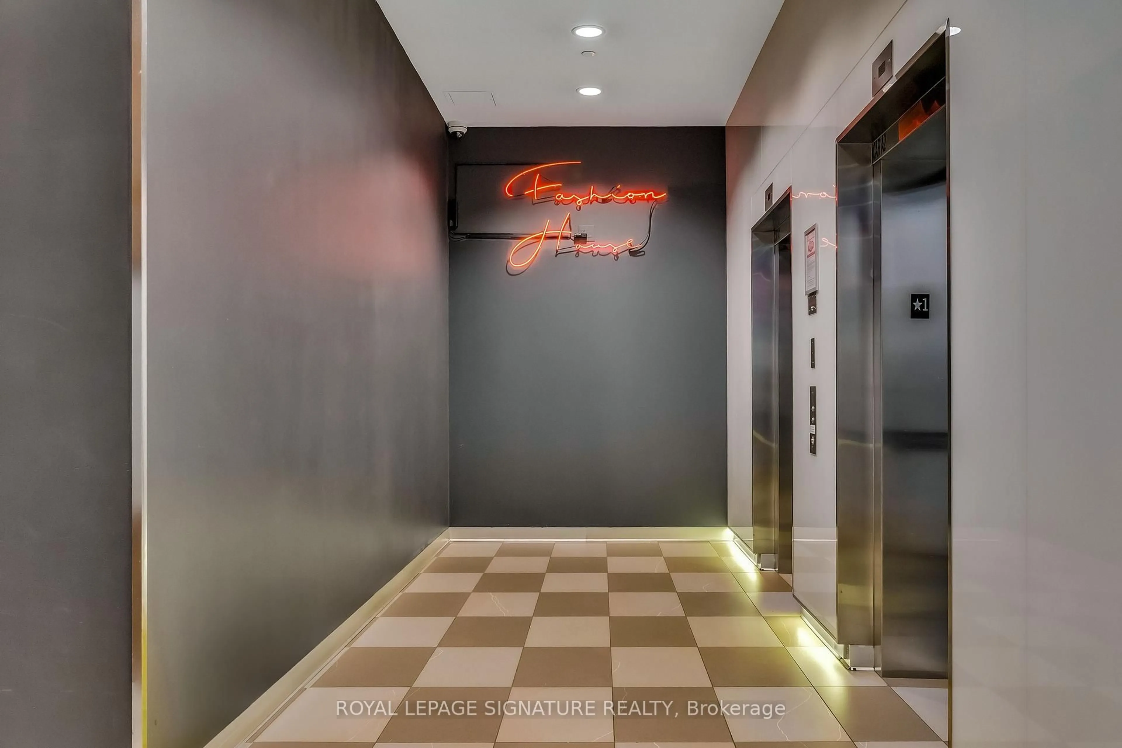 Indoor foyer for 461 Adelaide St #916, Toronto Ontario M5V 0L6