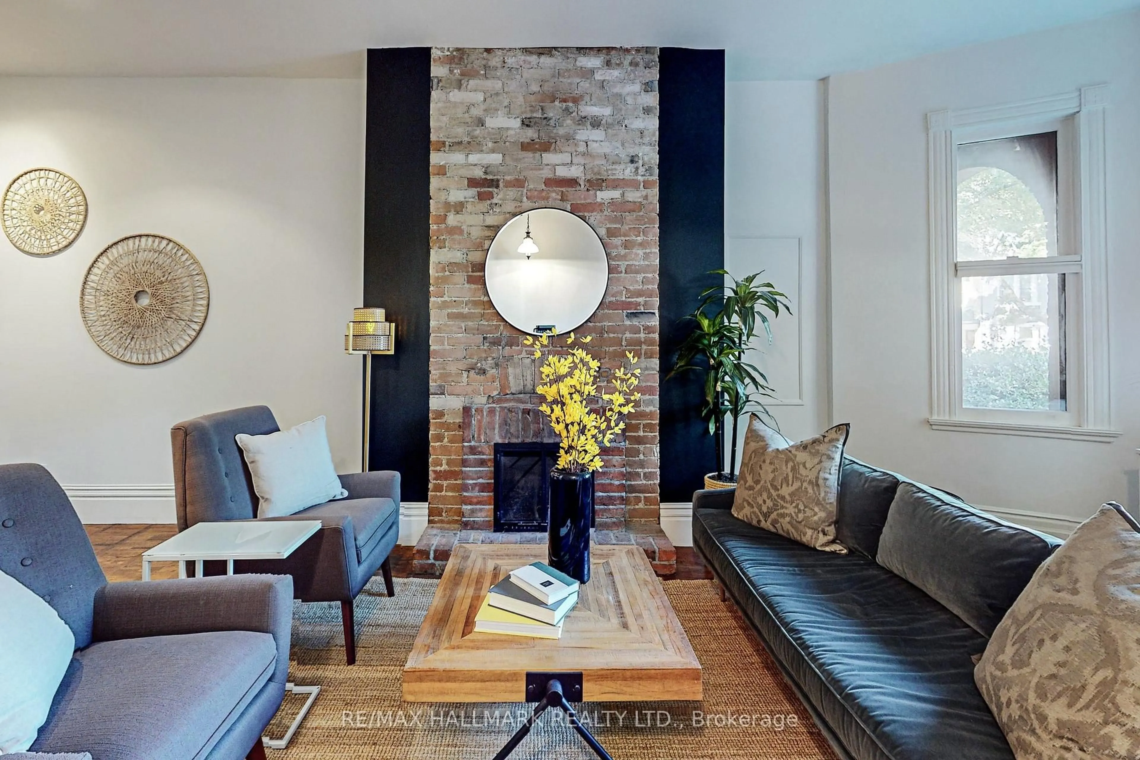 Living room with furniture, unknown for 391 Wellesley St, Toronto Ontario M4X 1H5