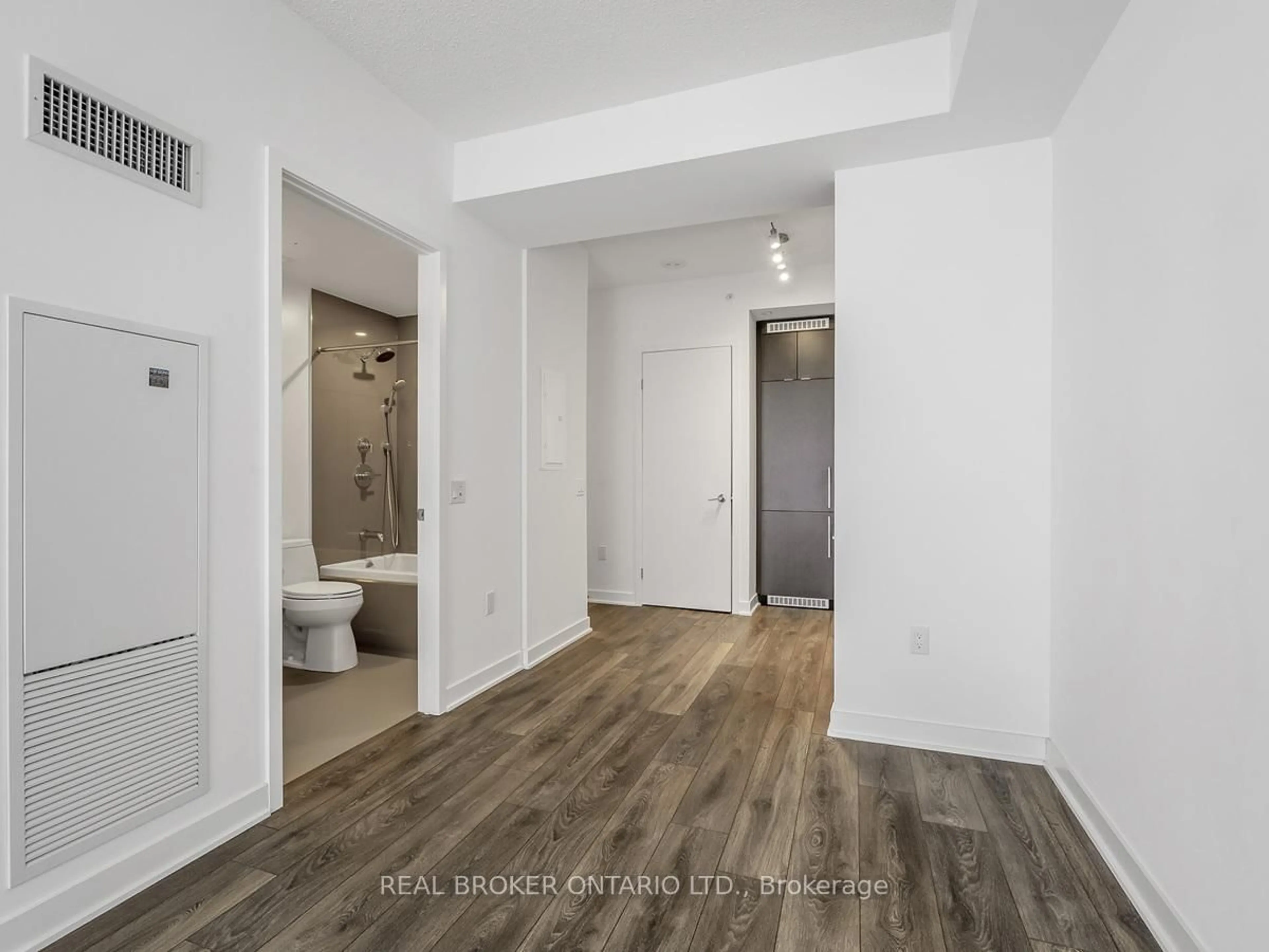 A pic of a room for 125 Blue Jays Way #1207, Toronto Ontario M5V 0N5