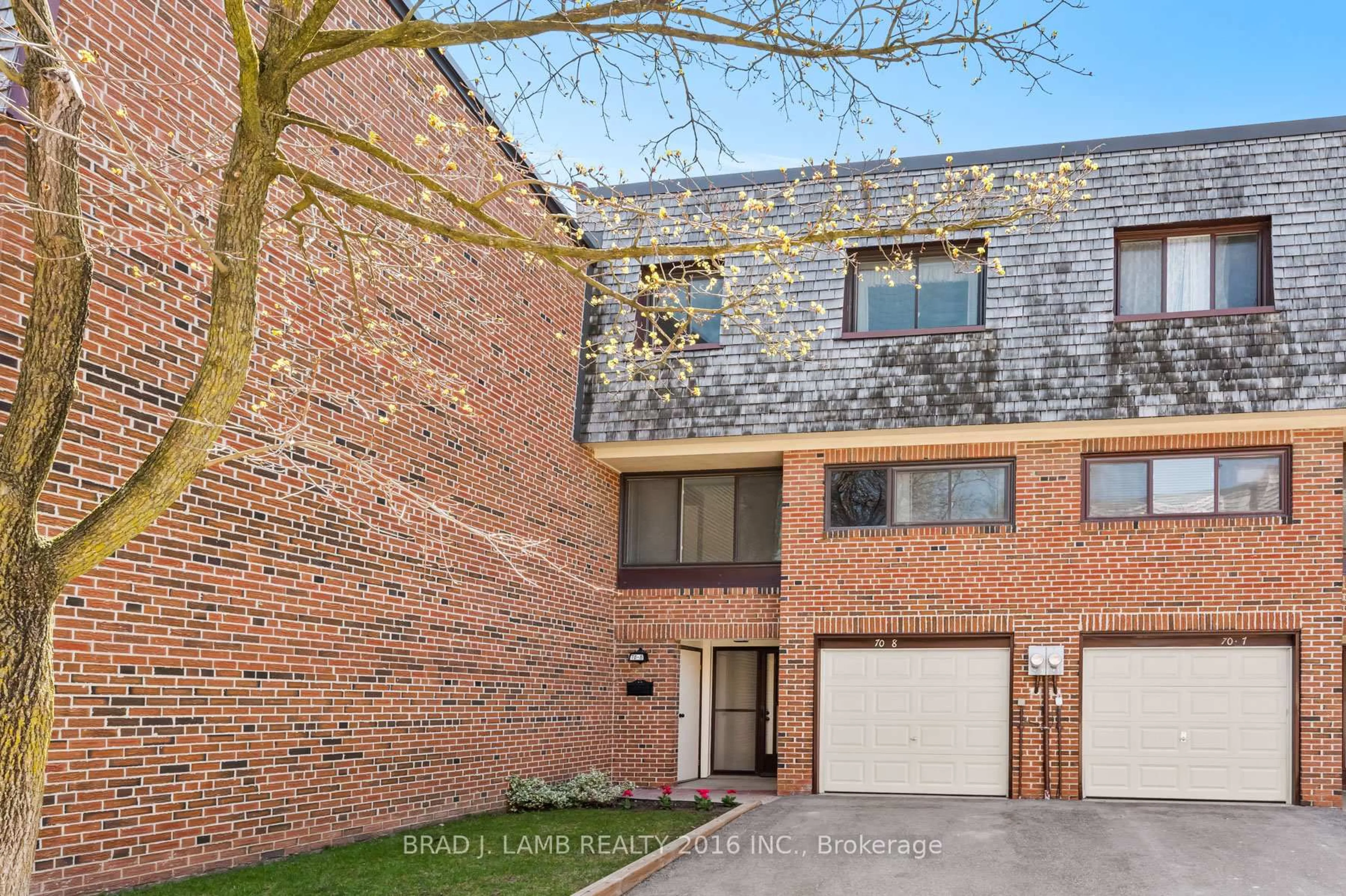 Home with brick exterior material, street for 70 Castlebury Cres #8, Toronto Ontario M2H 1W8