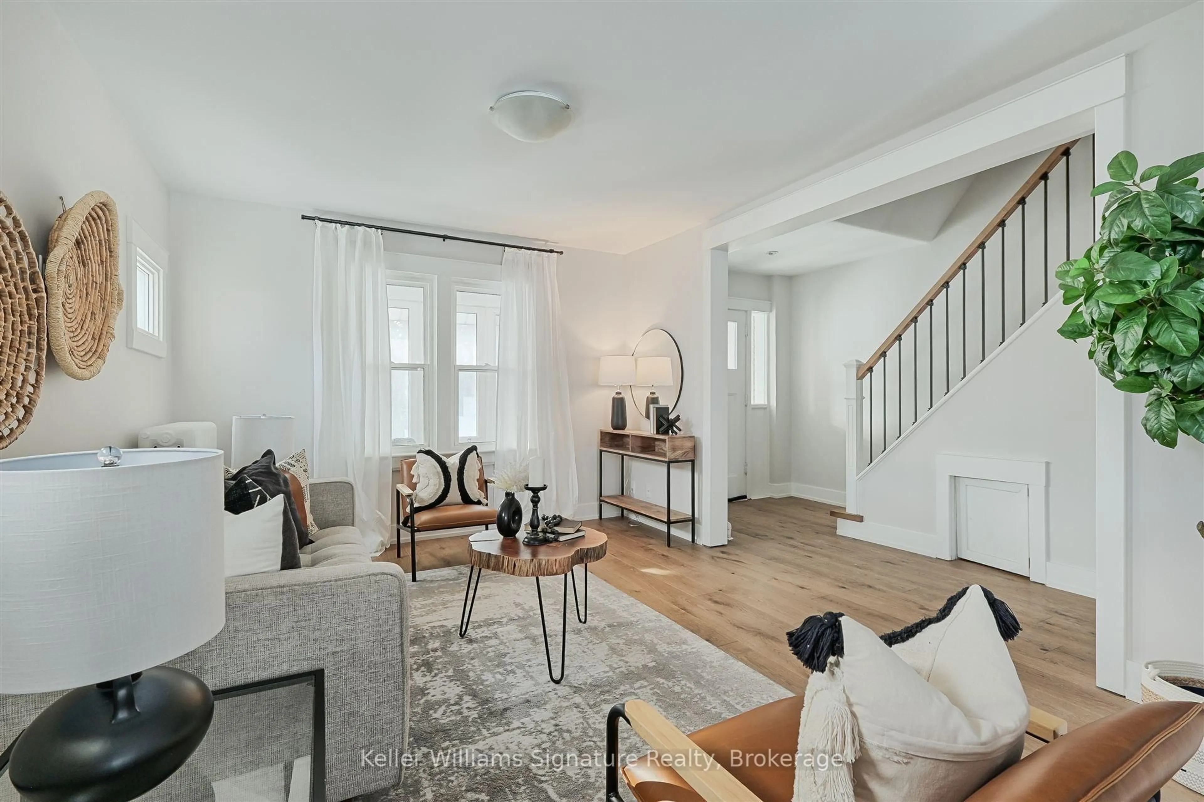 Living room with furniture, unknown for 369 Mount Pleasant Rd, Toronto Ontario M4T 2C9