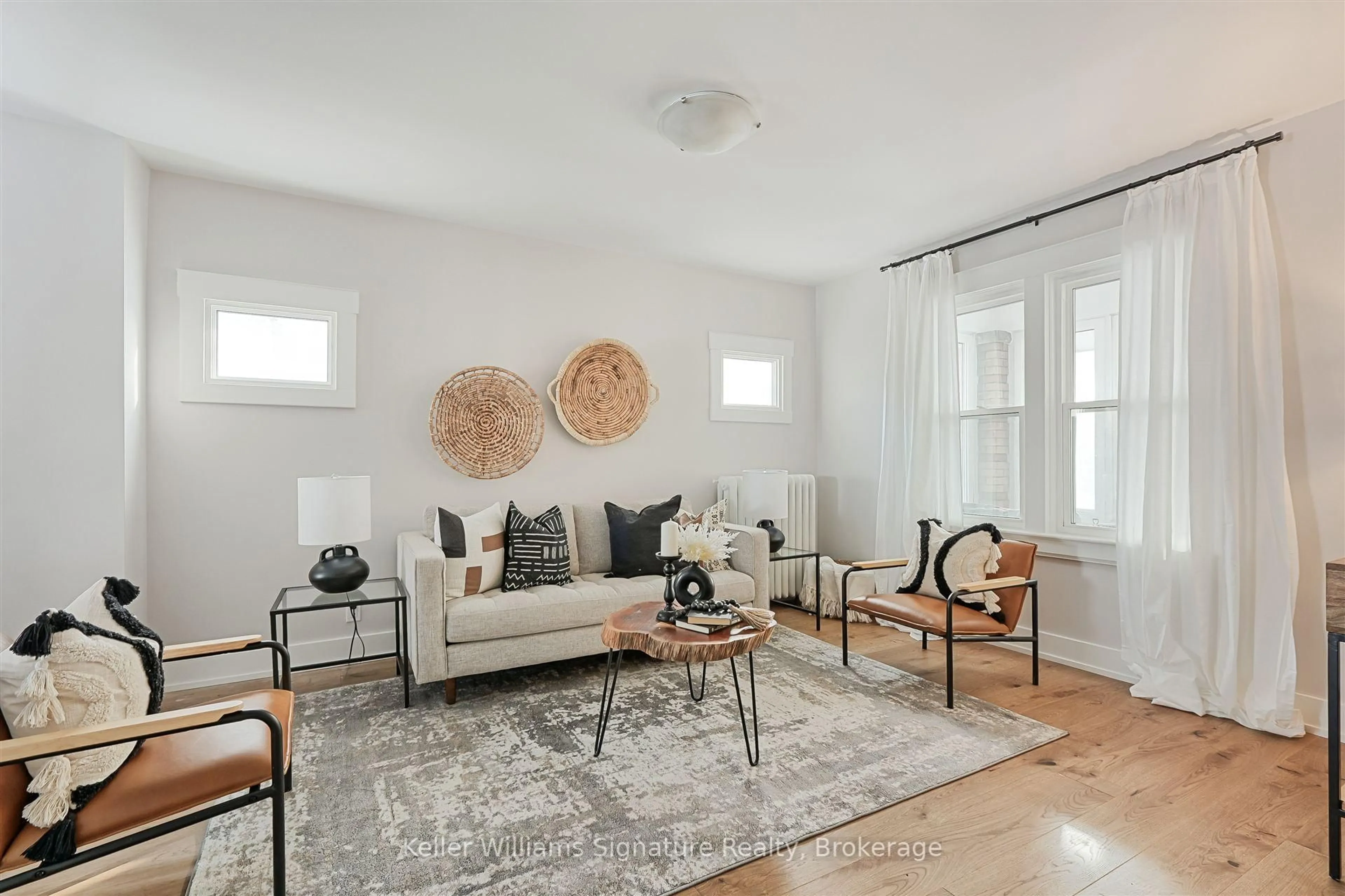 Living room with furniture, unknown for 369 Mount Pleasant Rd, Toronto Ontario M4T 2C9