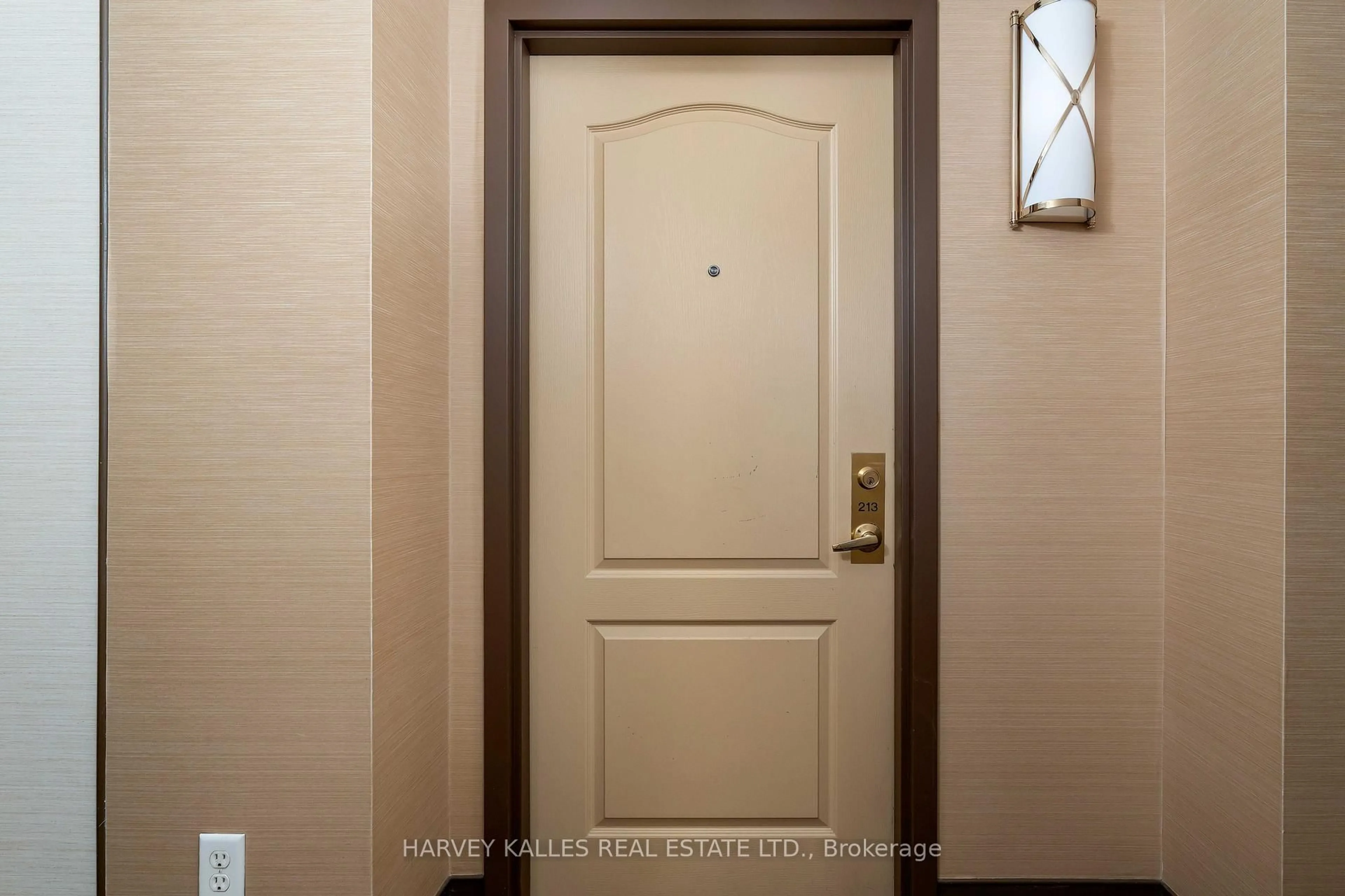Indoor entryway for 77 Mcmurrich St #213, Toronto Ontario M5R 3V3