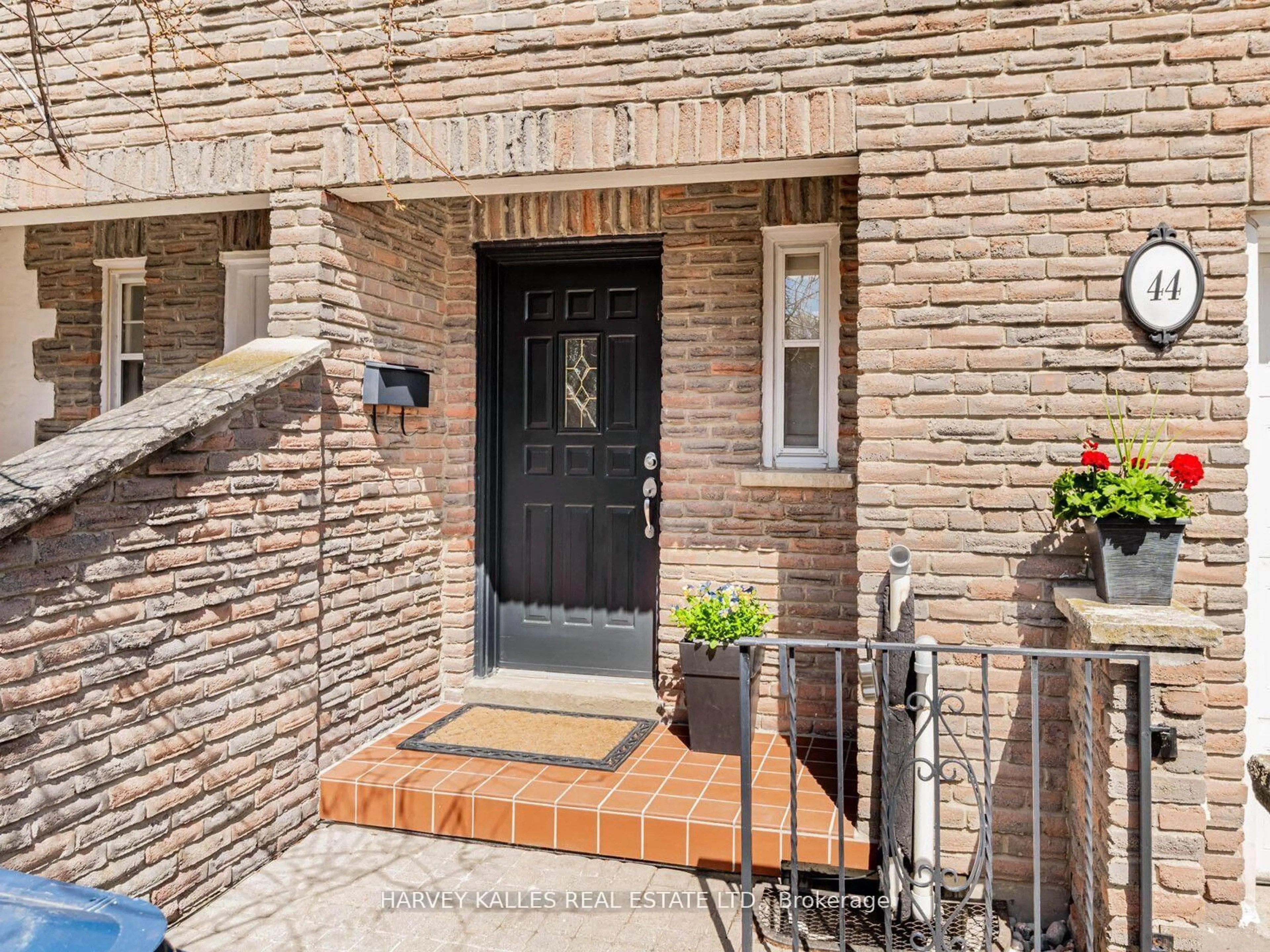 Indoor entryway for 44 Farmstead Rd, Toronto Ontario M2L 2G2